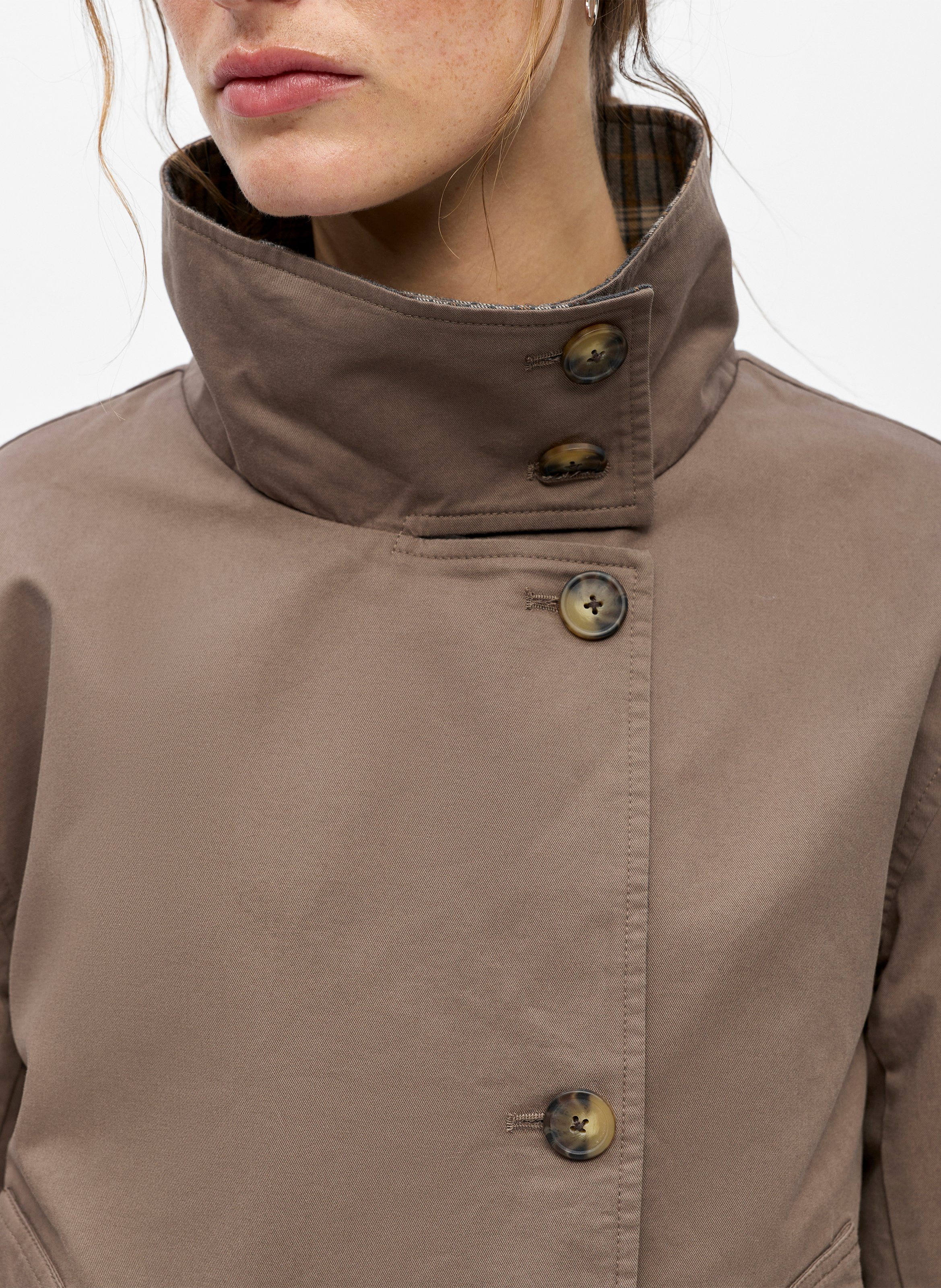 Gerade geschnittene Wendebomberjacke mit Stehkragen aus Baumwolle. OBJECT Braun