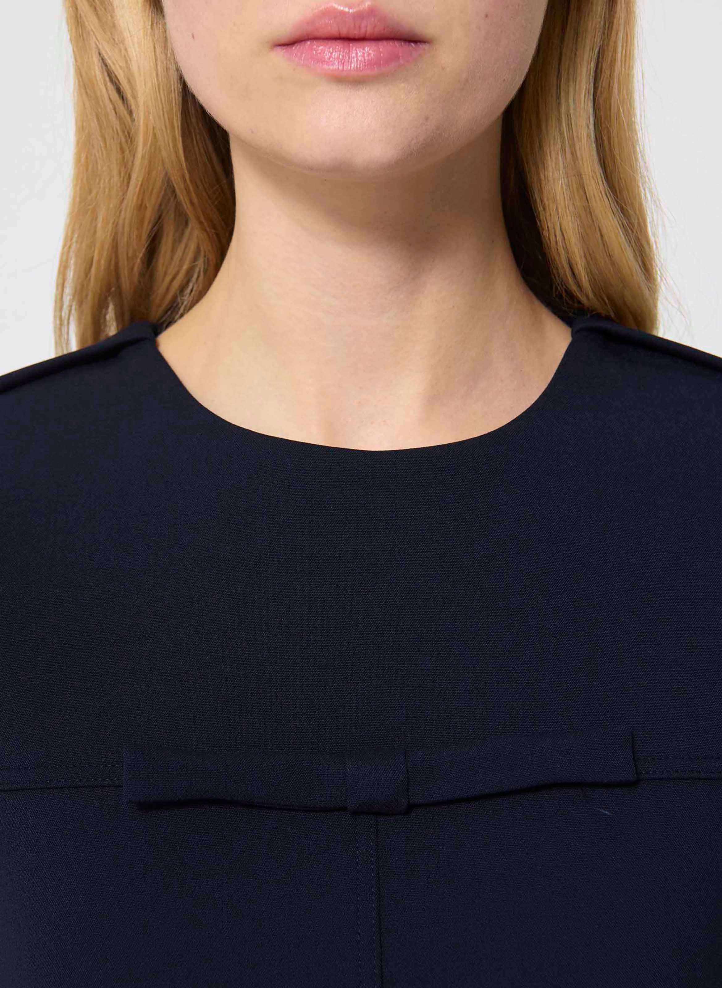 Gerader einfarbiger Top mit Schleife. TARA JARMON Blau