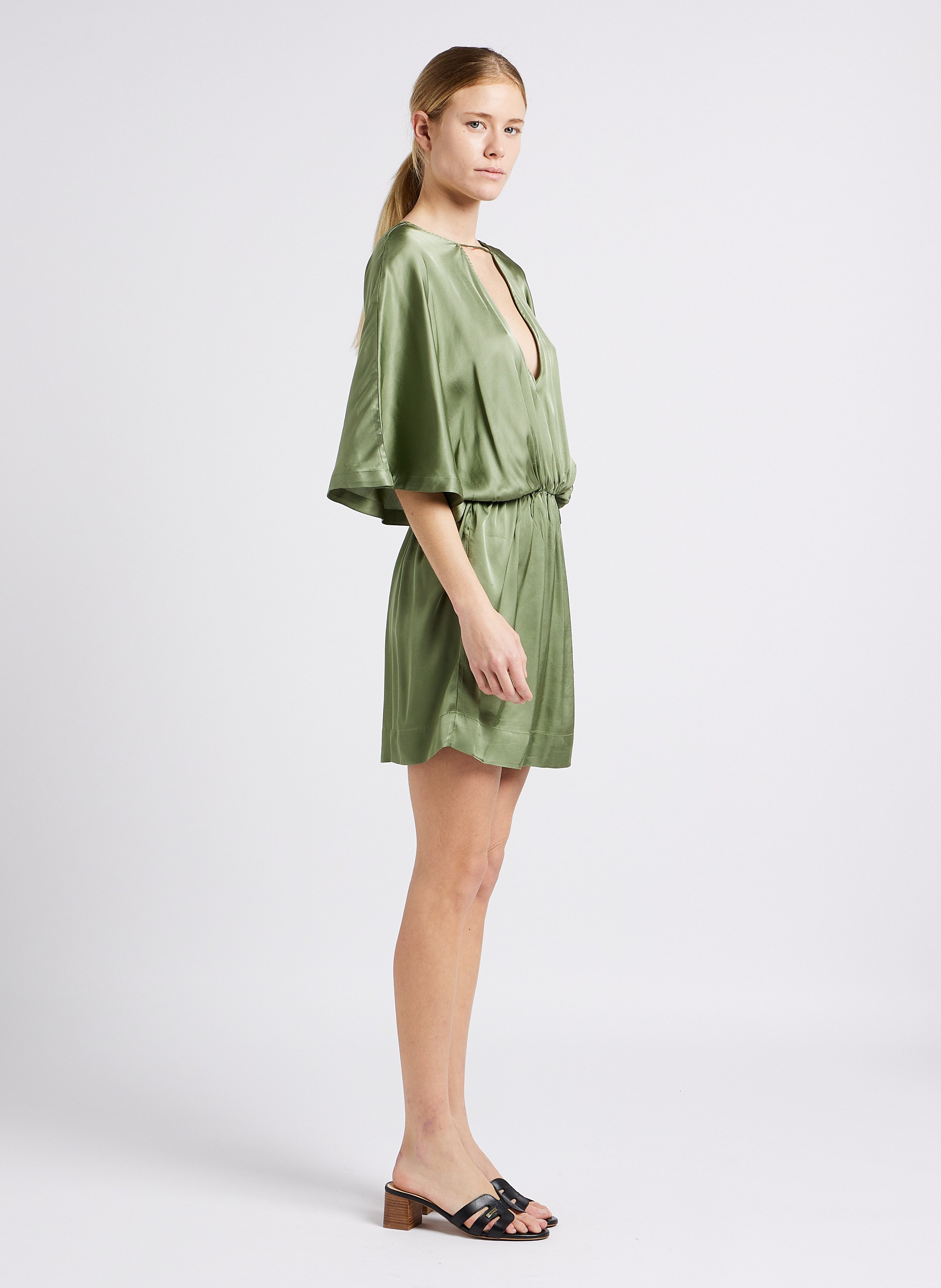 Korte, satijnachtige jurk met open rug KARMA KOMA Groen