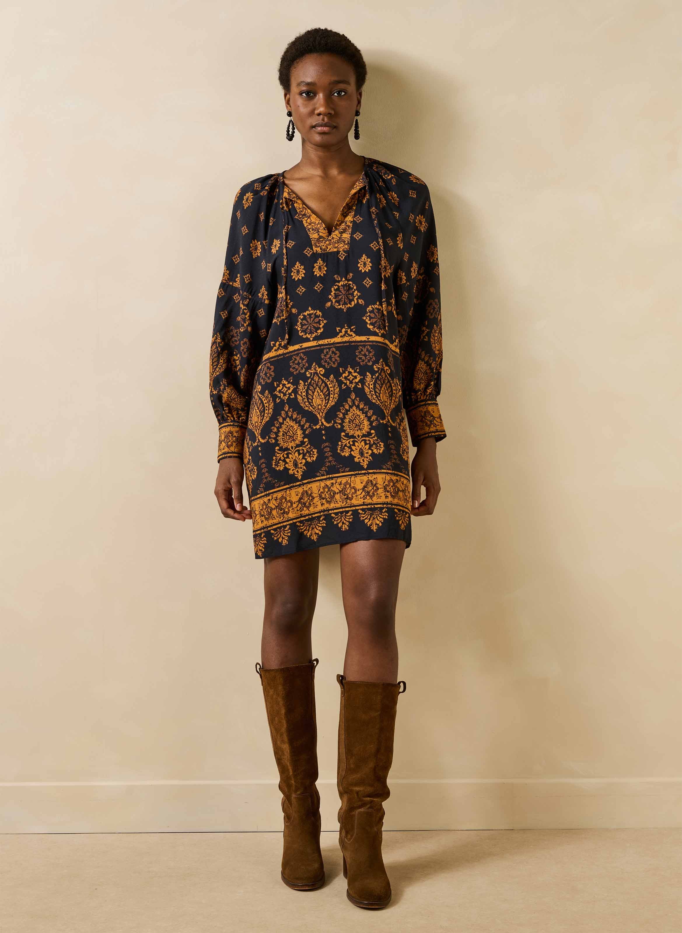 Gerade Tunika-Kleid mit Tunika-Kragen und Muster LA FEE MARABOUTEE Mehrfarbig
