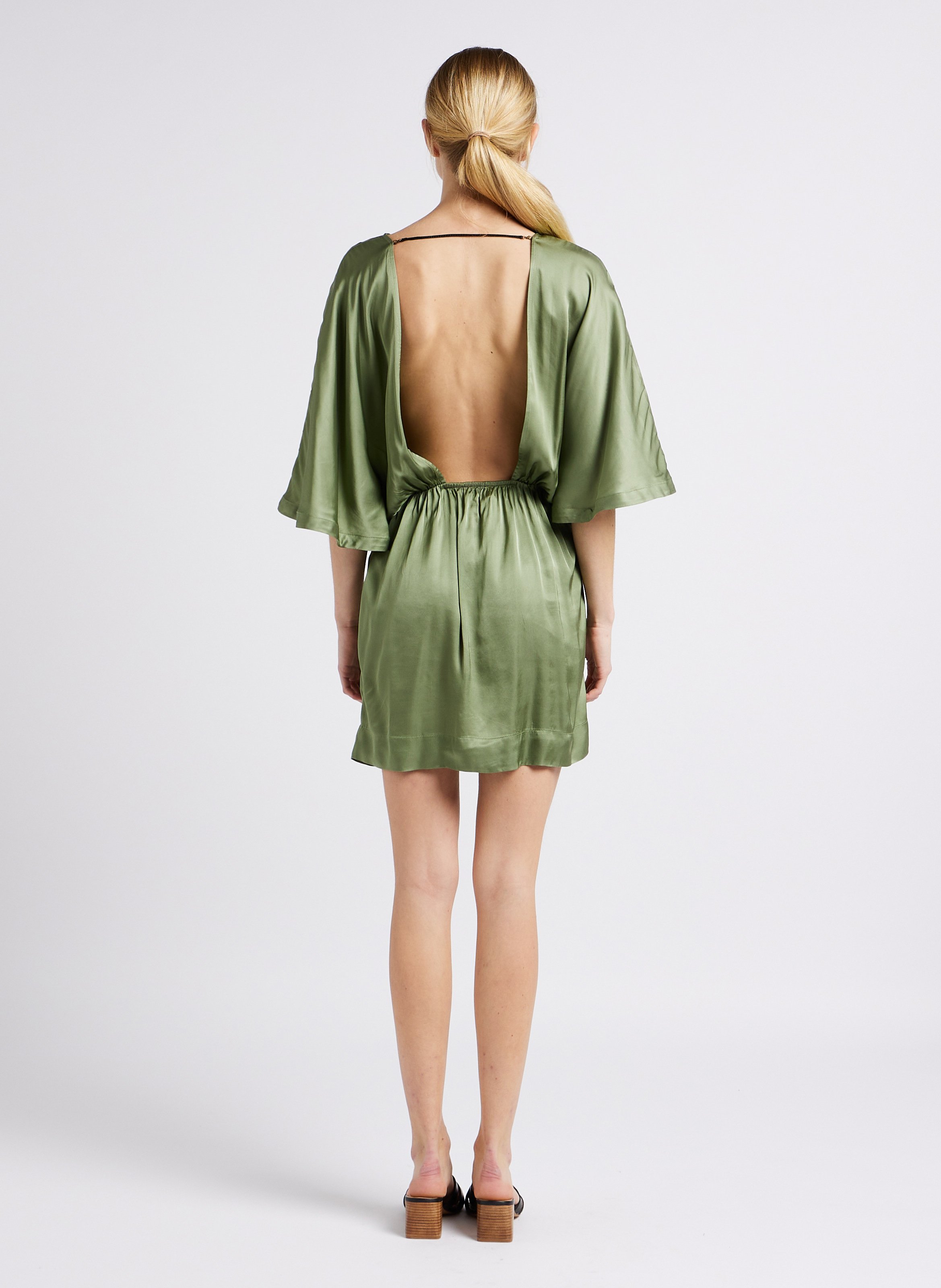 Korte, satijnachtige jurk met open rug KARMA KOMA Groen