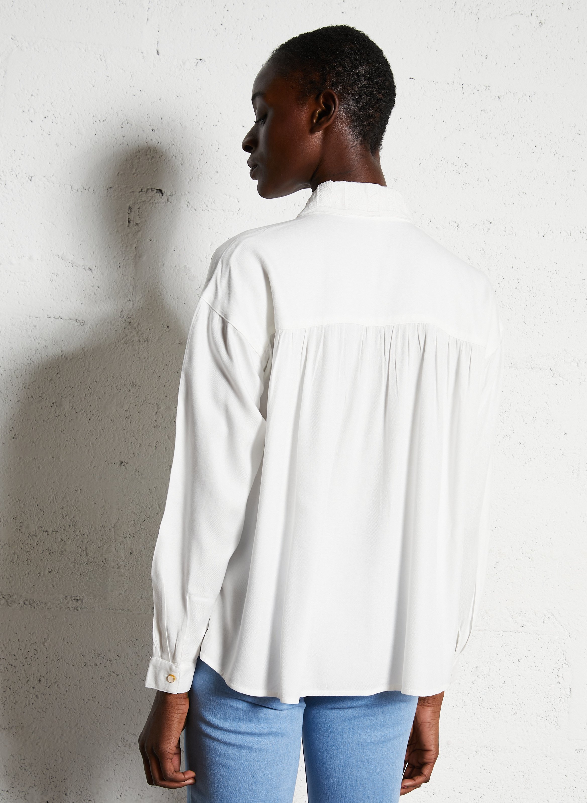 Shirt with classic embroidered collar I CODE White