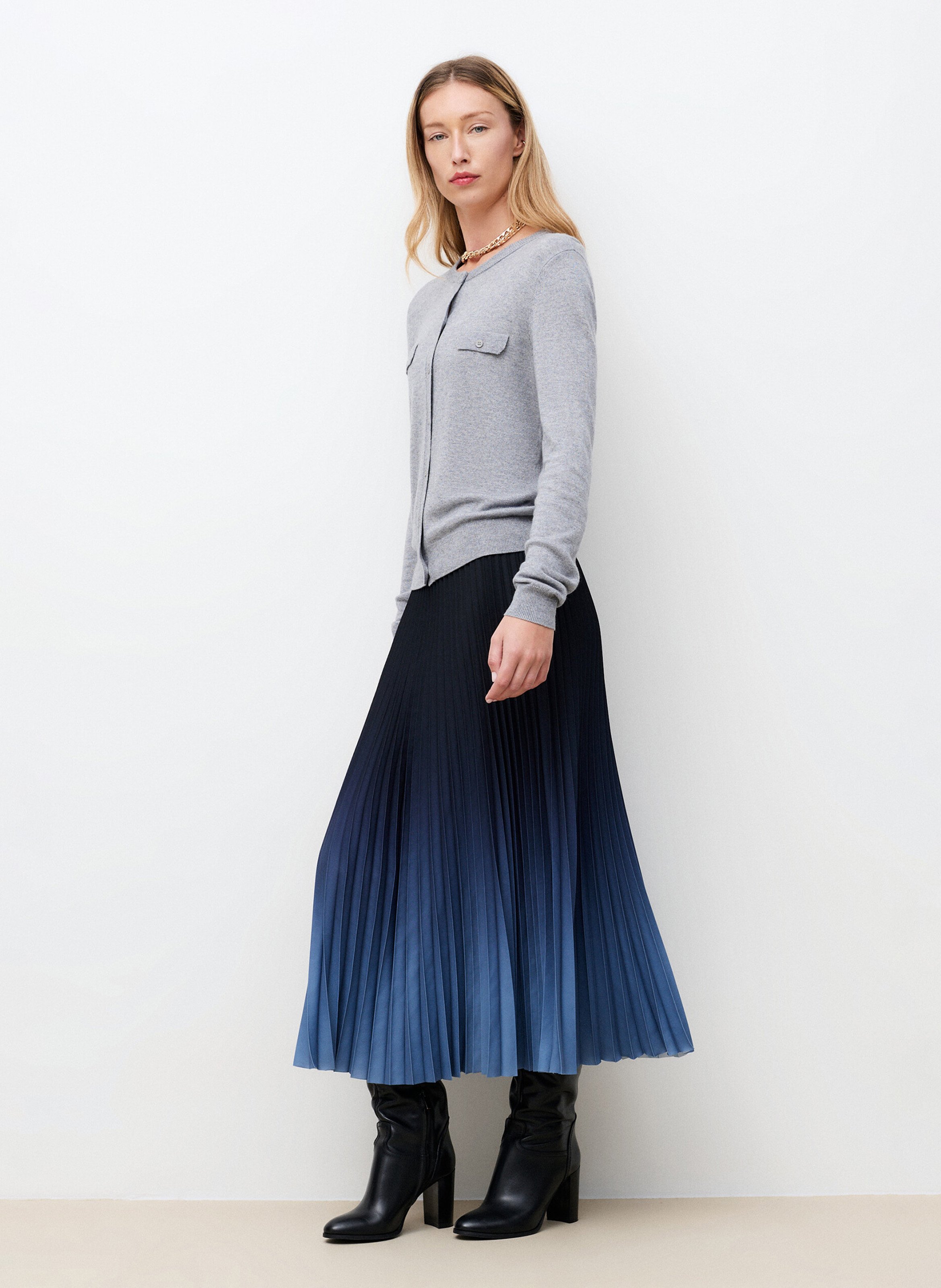 Gerade geschnittene Strickjacke mit Rundhalsausschnitt CAROLL Grau