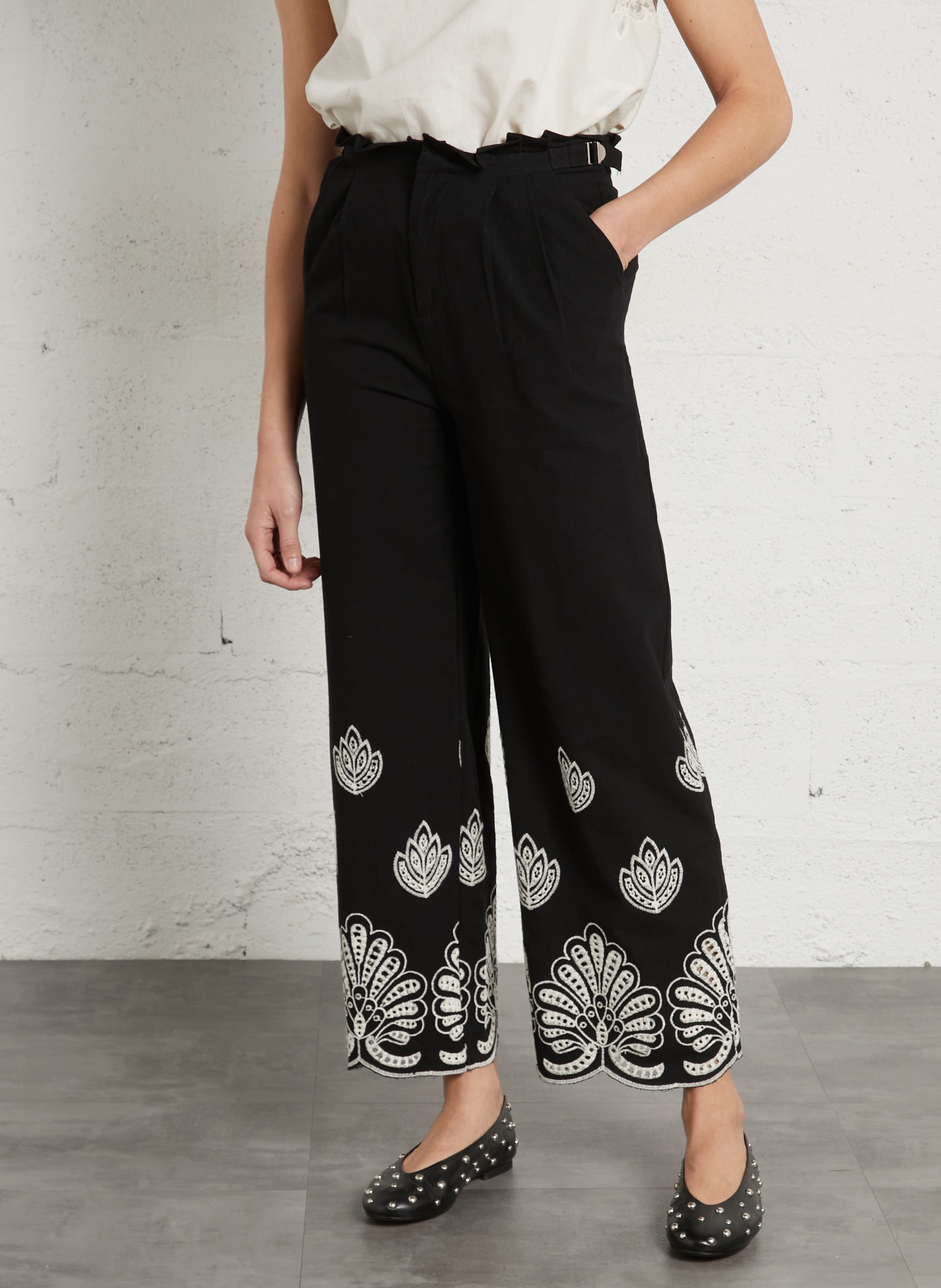 Wide leg 7/8th embroidered pants. THE KORNER Black