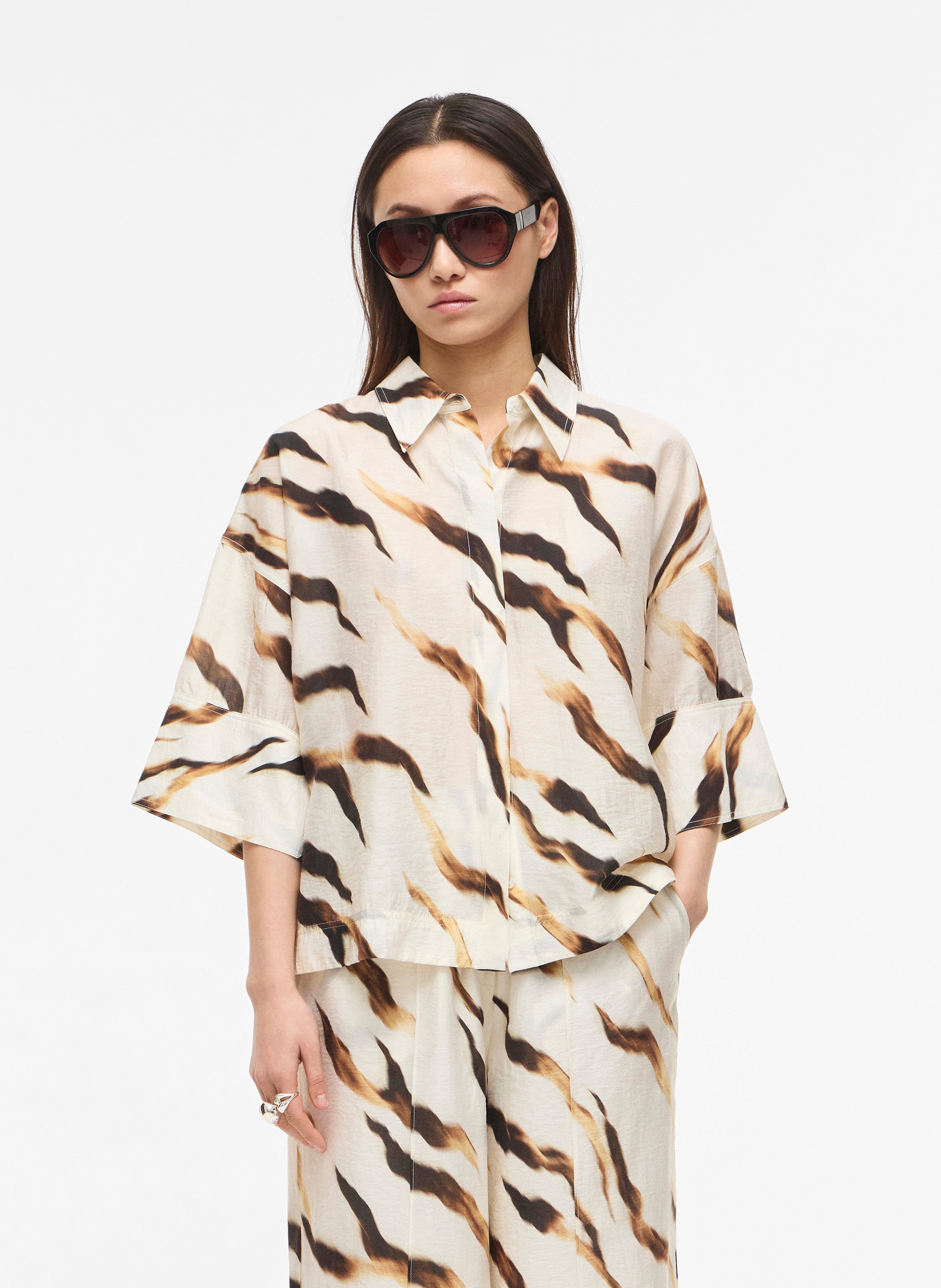 Bedruckte Bluse mit klassischem Kragen ROUGE EDIT Beige