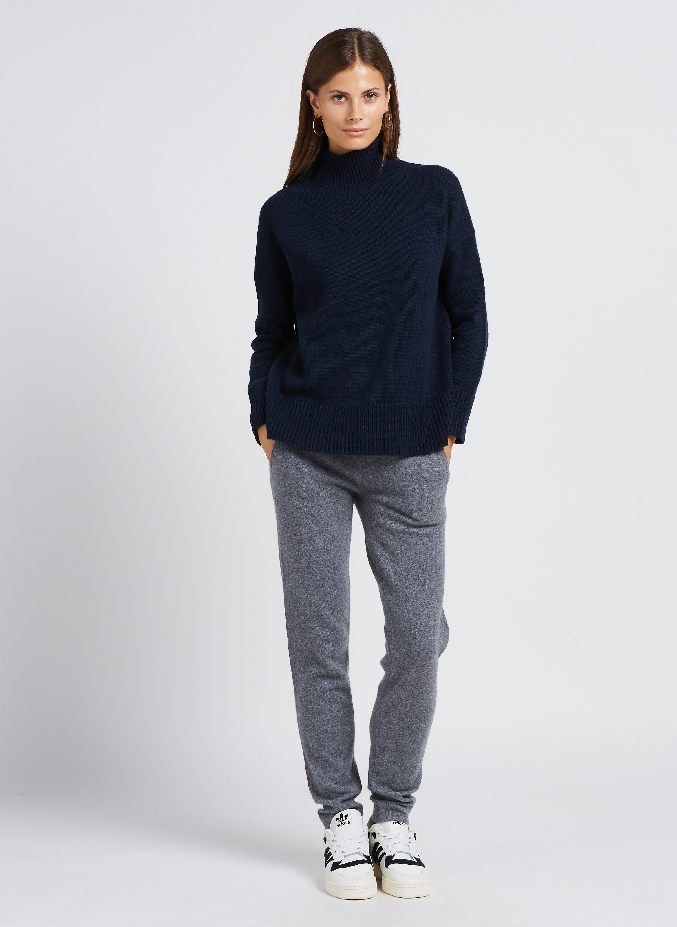 Ruimvallende trui van kasjmier met opstaande kraag KUJTEN Blauw