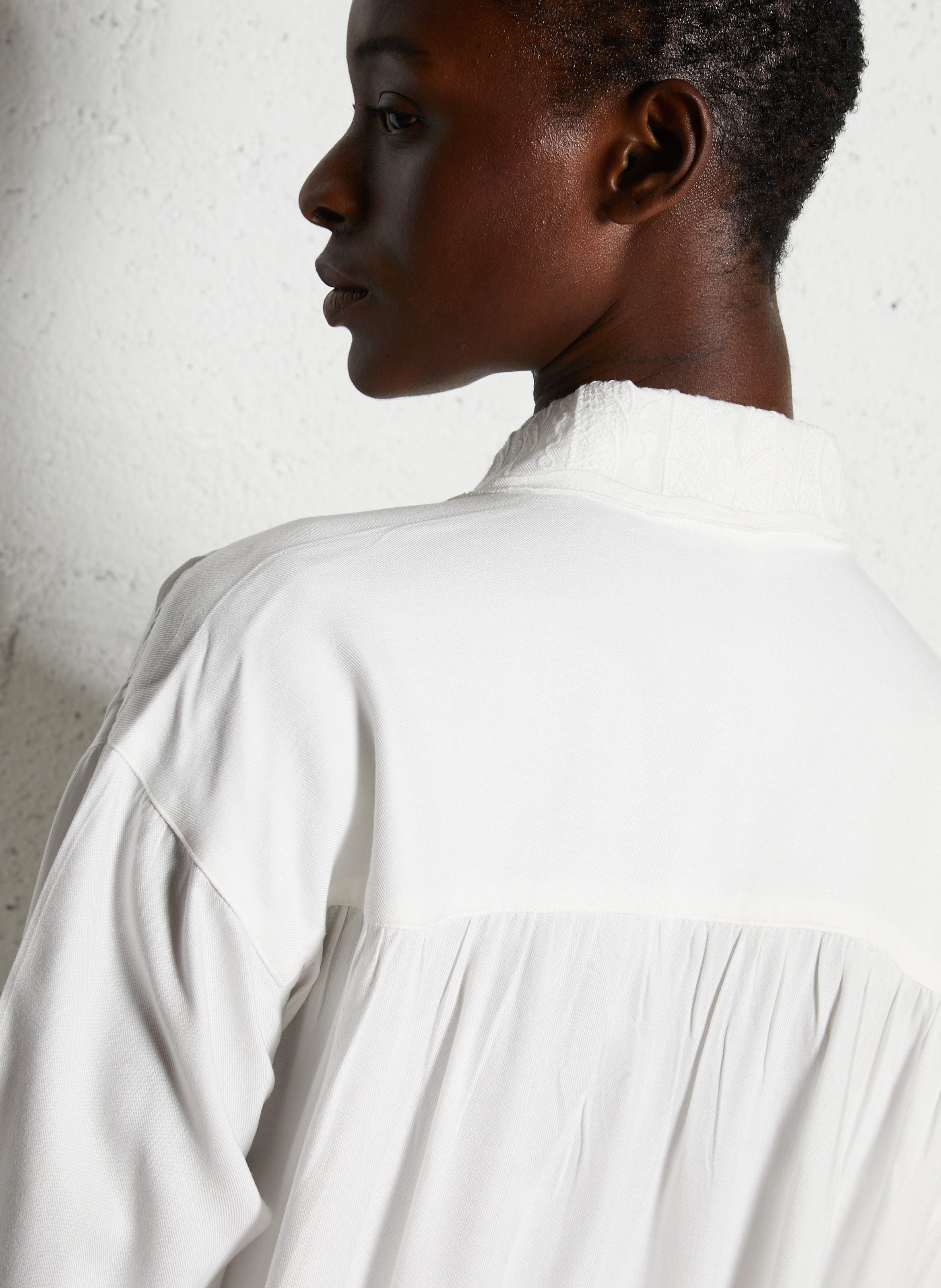 Shirt with classic embroidered collar I CODE White
