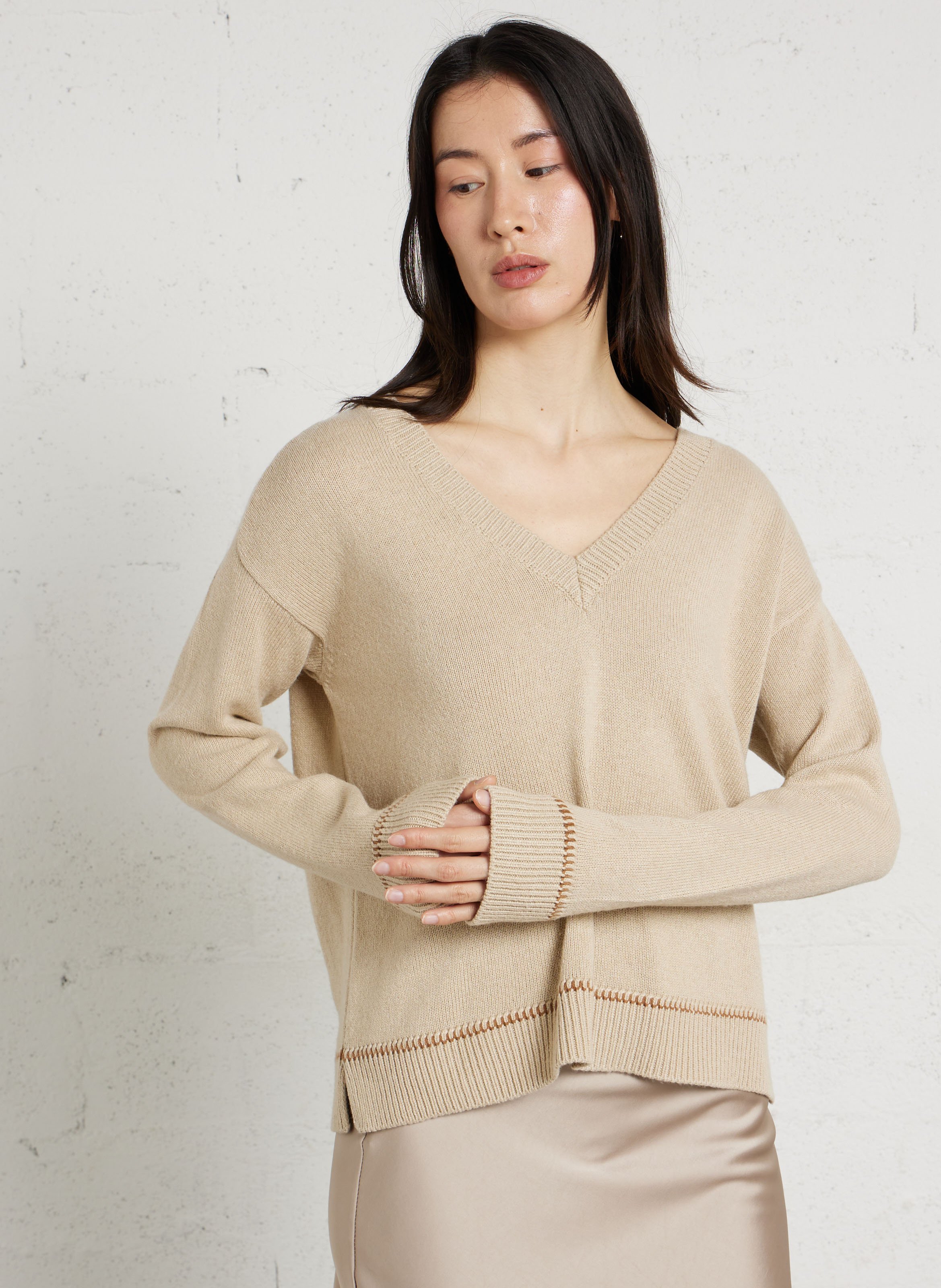 Pull ample col V en maille mélangée MAISON ANJE Beige