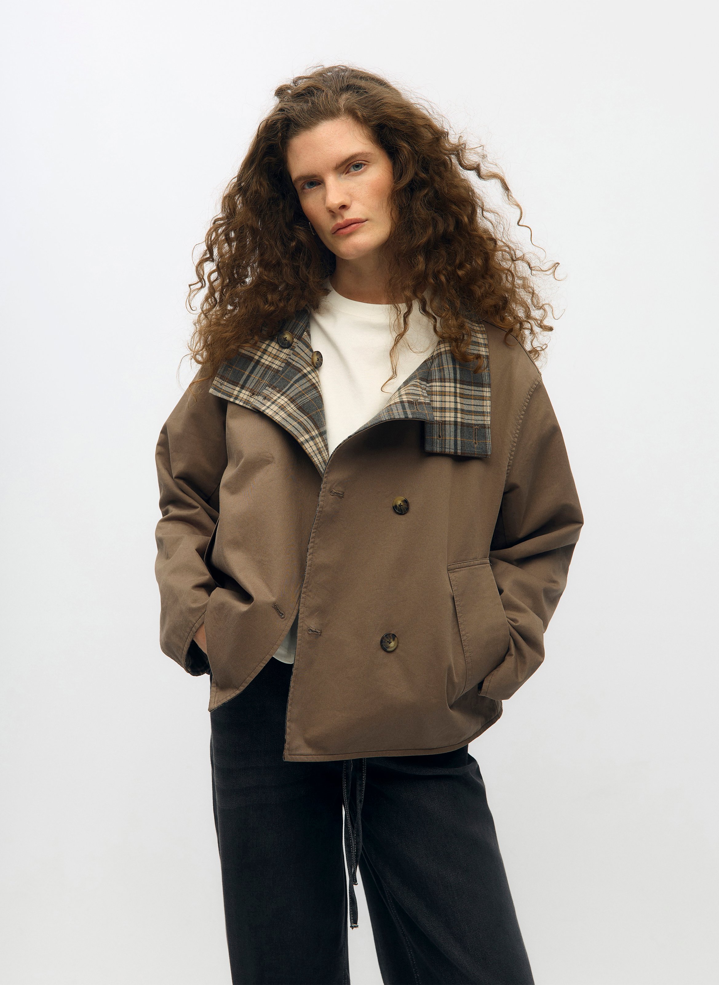 Gerade geschnittene Wendebomberjacke mit Stehkragen aus Baumwolle. OBJECT Braun