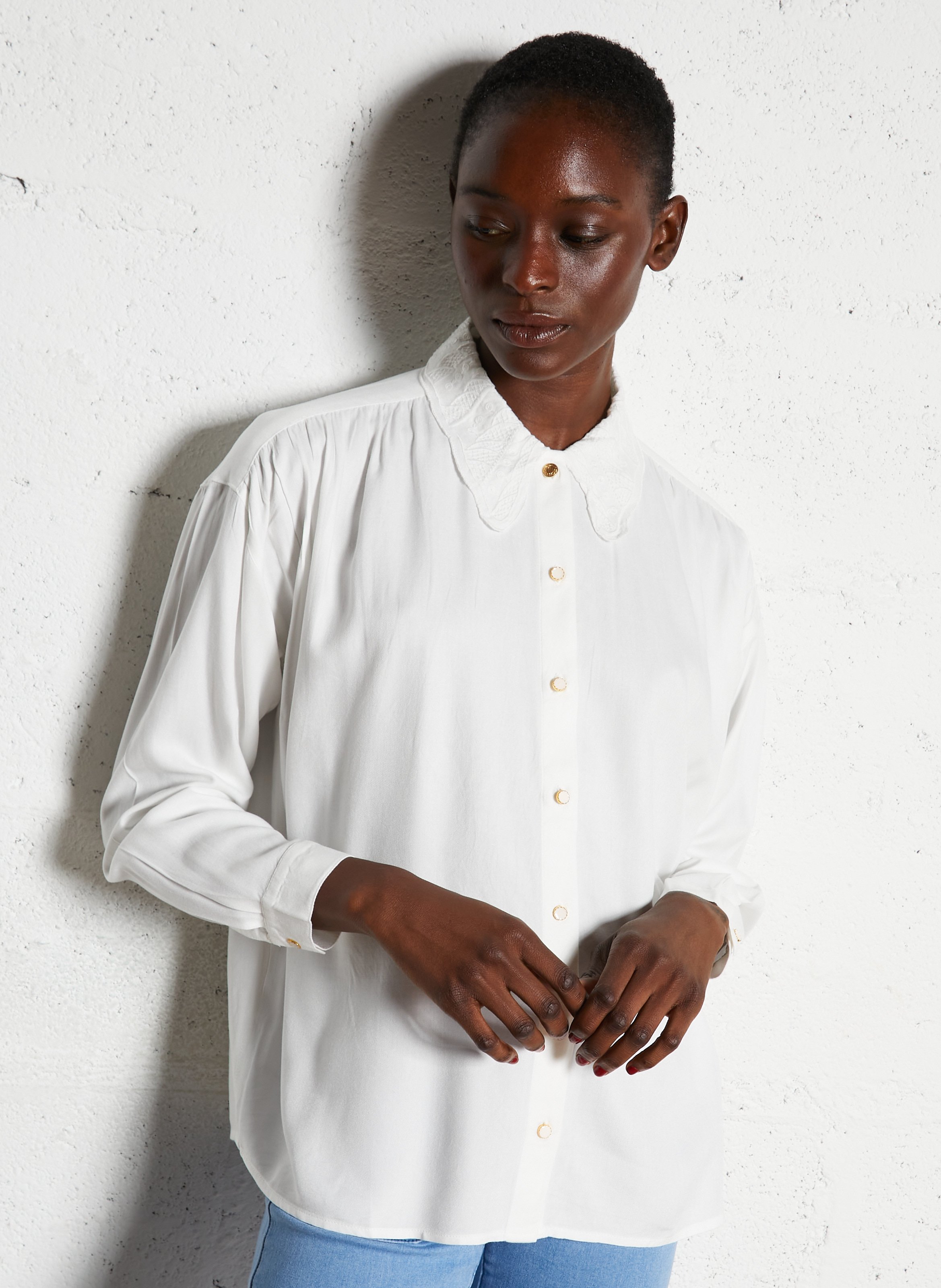 Shirt with classic embroidered collar I CODE White