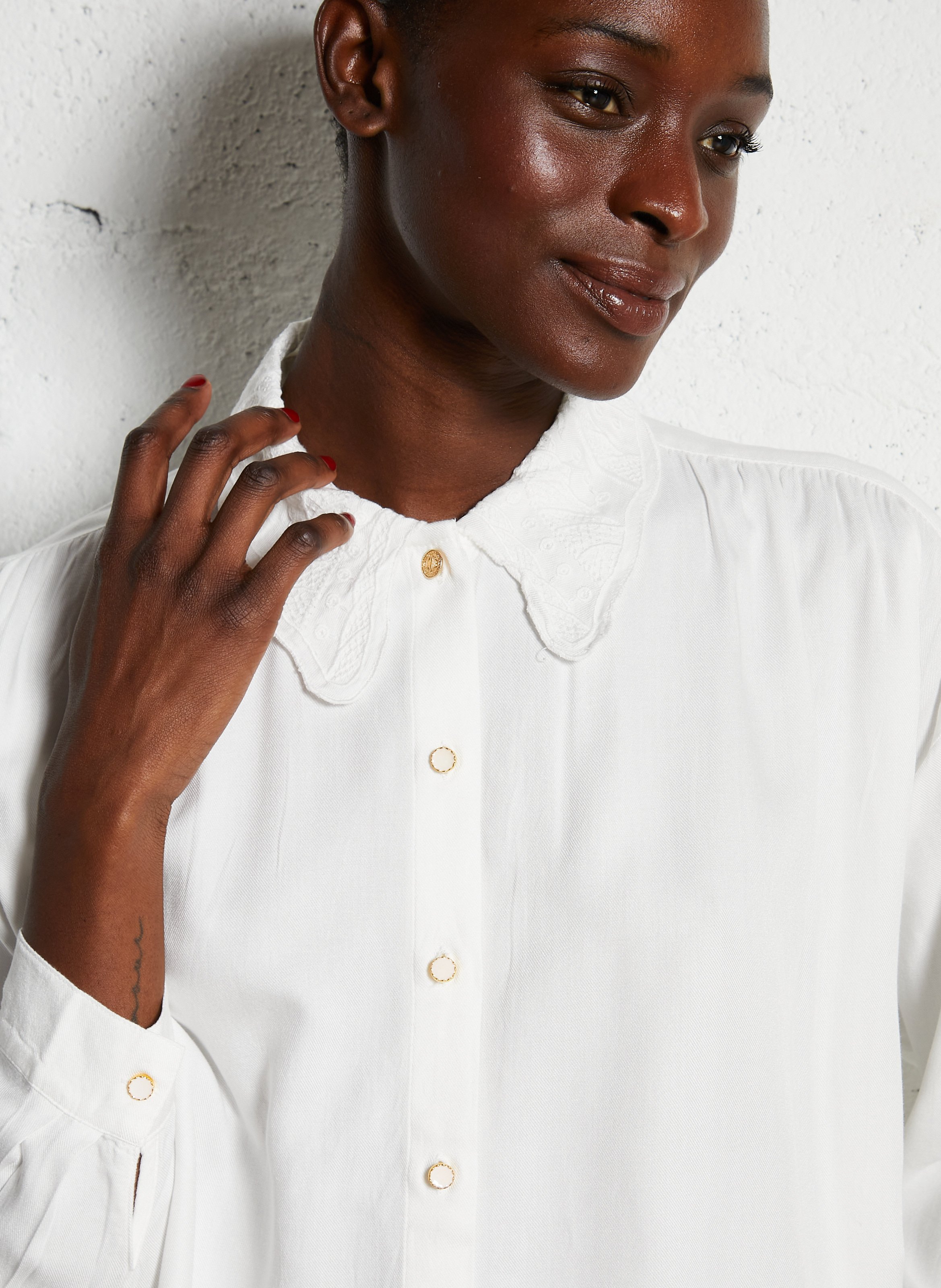 Shirt with classic embroidered collar I CODE White