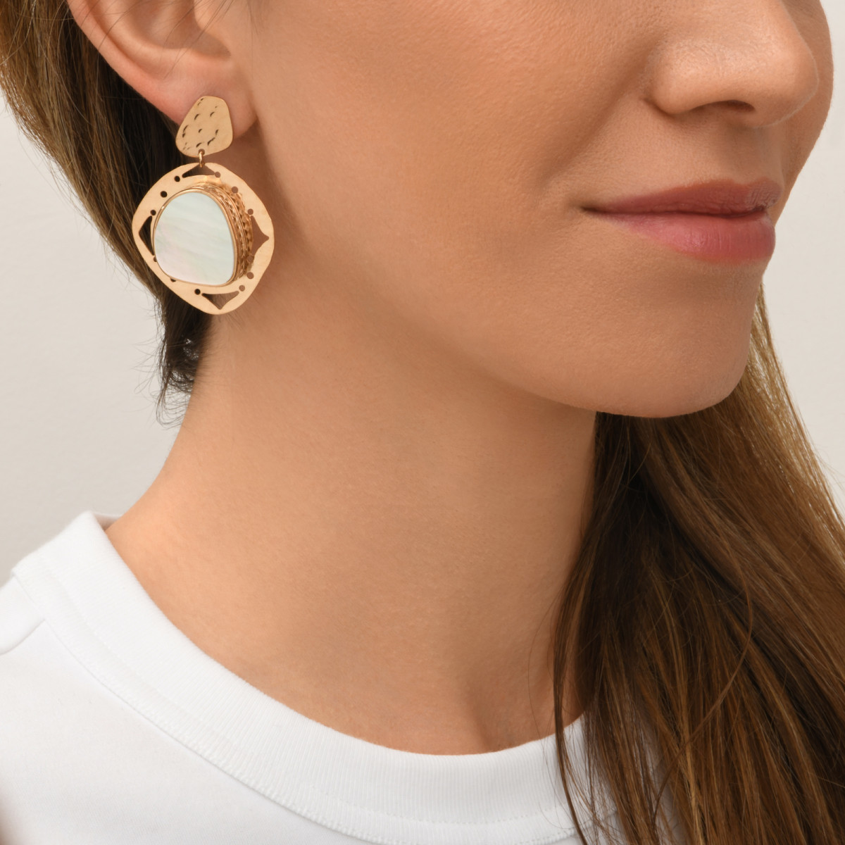 Noto pierced metal stud earrings with carved mother-of-pearl cabochon SATELLITE PARIS No Color