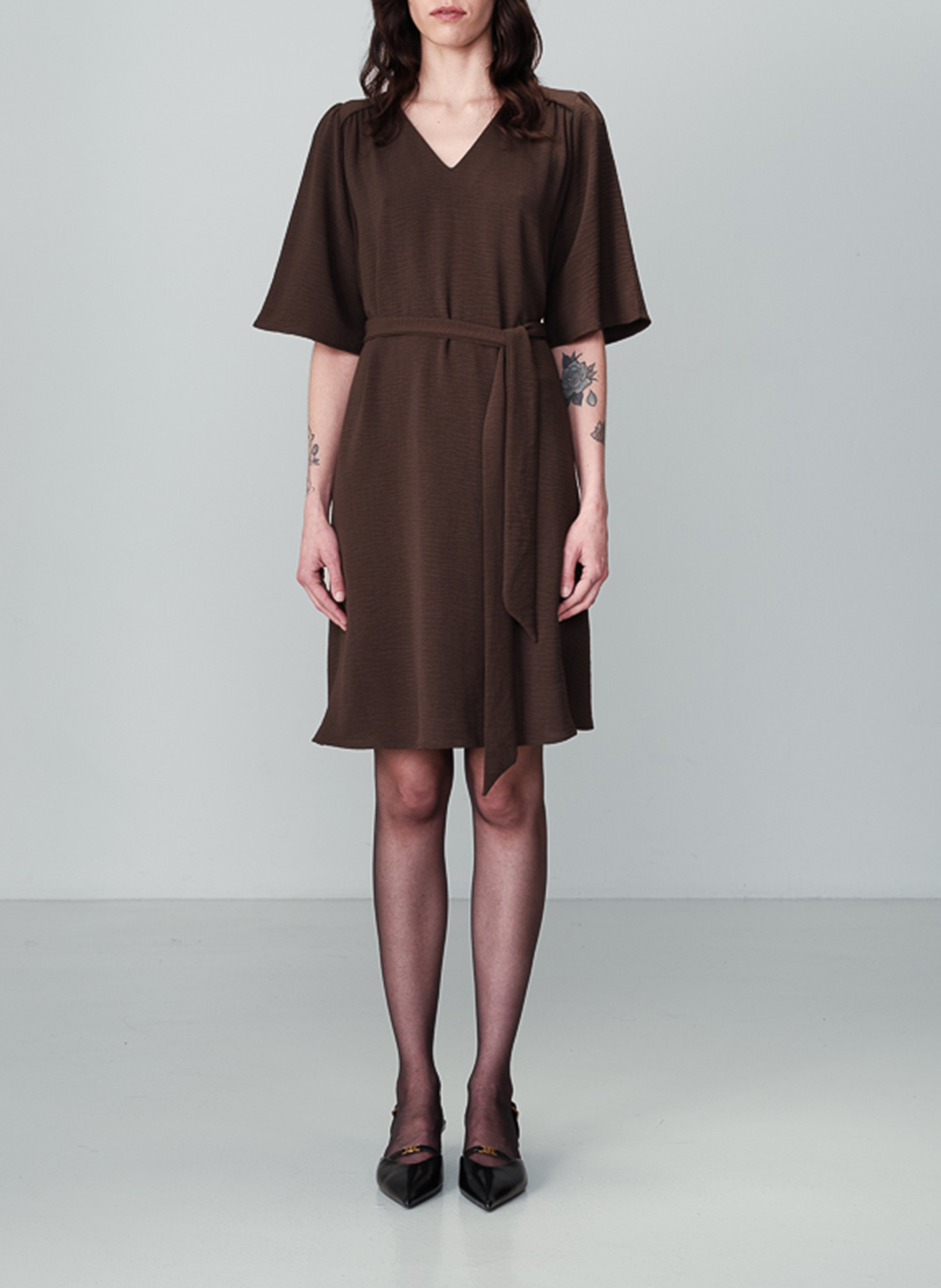 Robe courte ceinturée à fronces GRACE ET MILA Marron