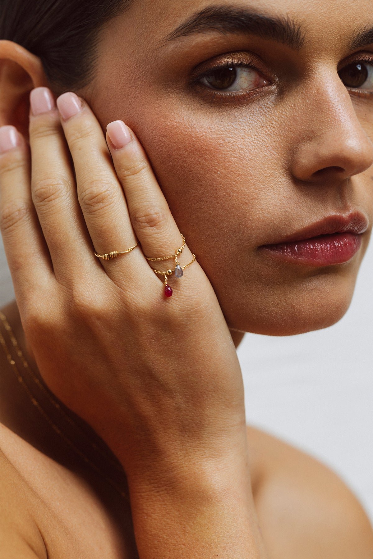 Chain drop dangle ring Mia in 18k gold with rubies YAY Pink