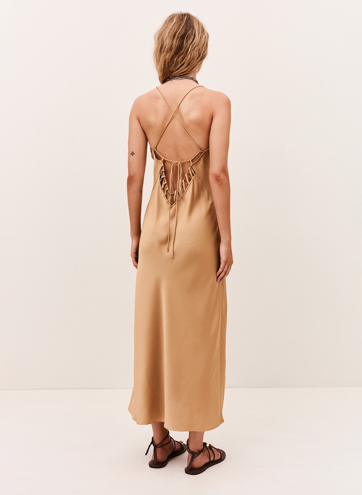 Halflange, glanzende jurk BA&SH Bruin