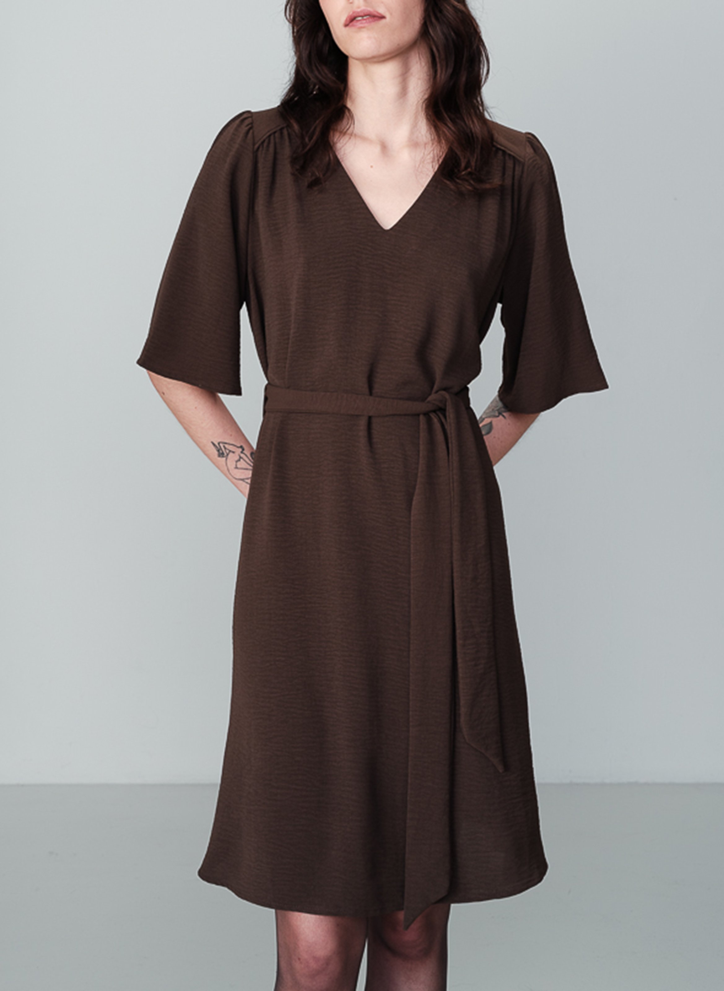 Robe courte ceinturée à fronces GRACE ET MILA Marron