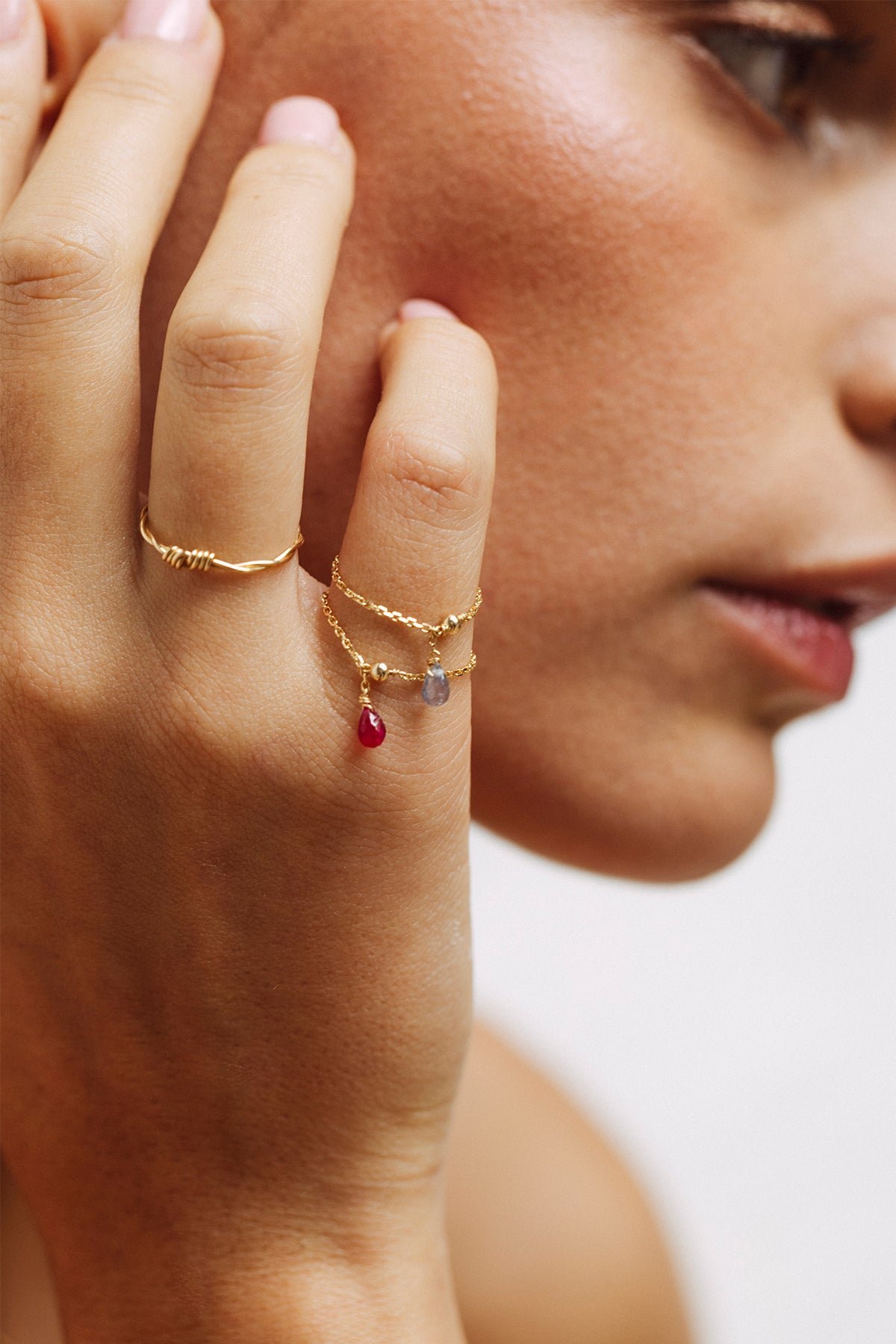 Chain drop dangle ring Mia in 18k gold with rubies YAY Pink