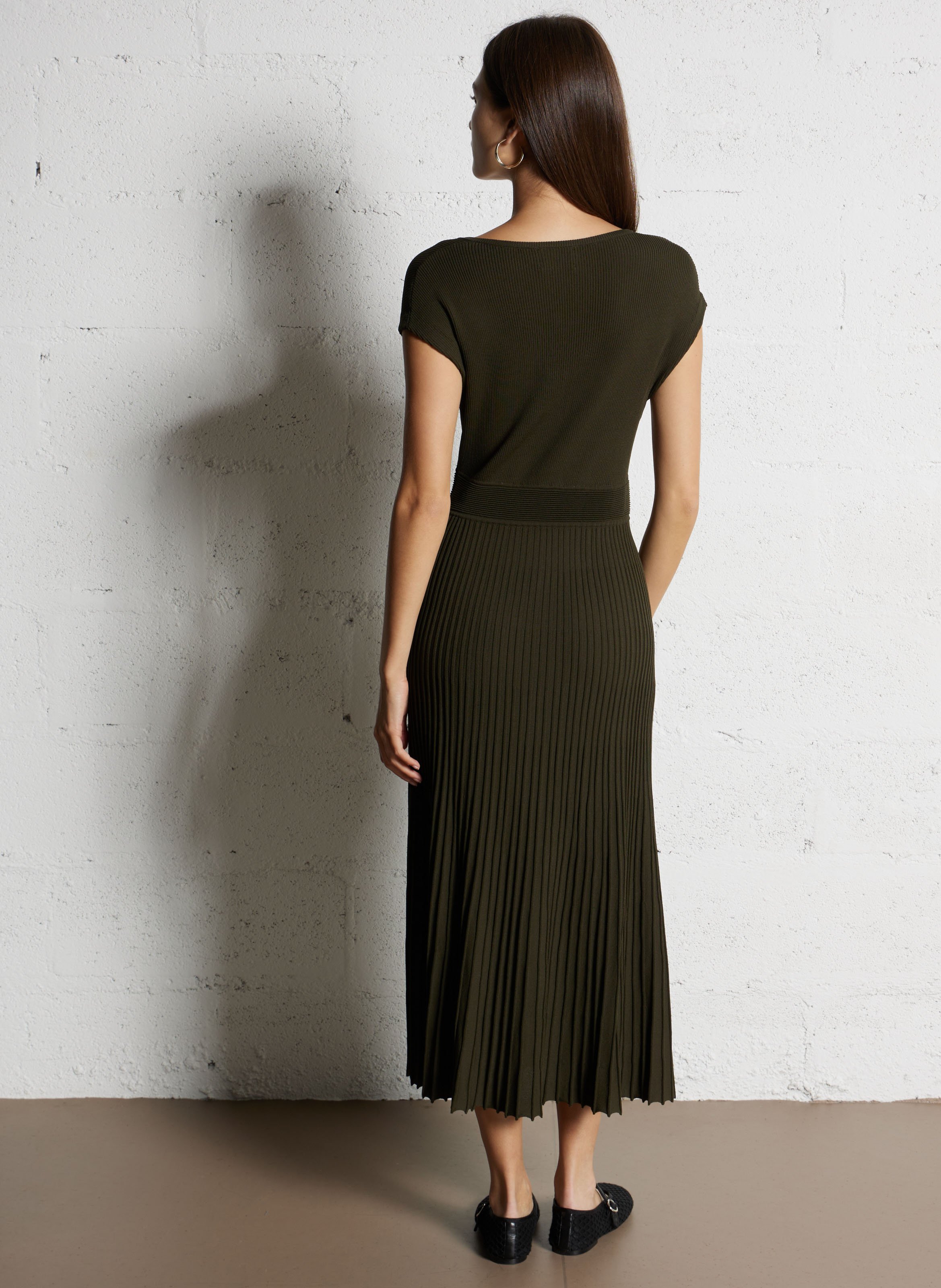 Halblanges Strickkleid mit V-Ausschnitt Khaki