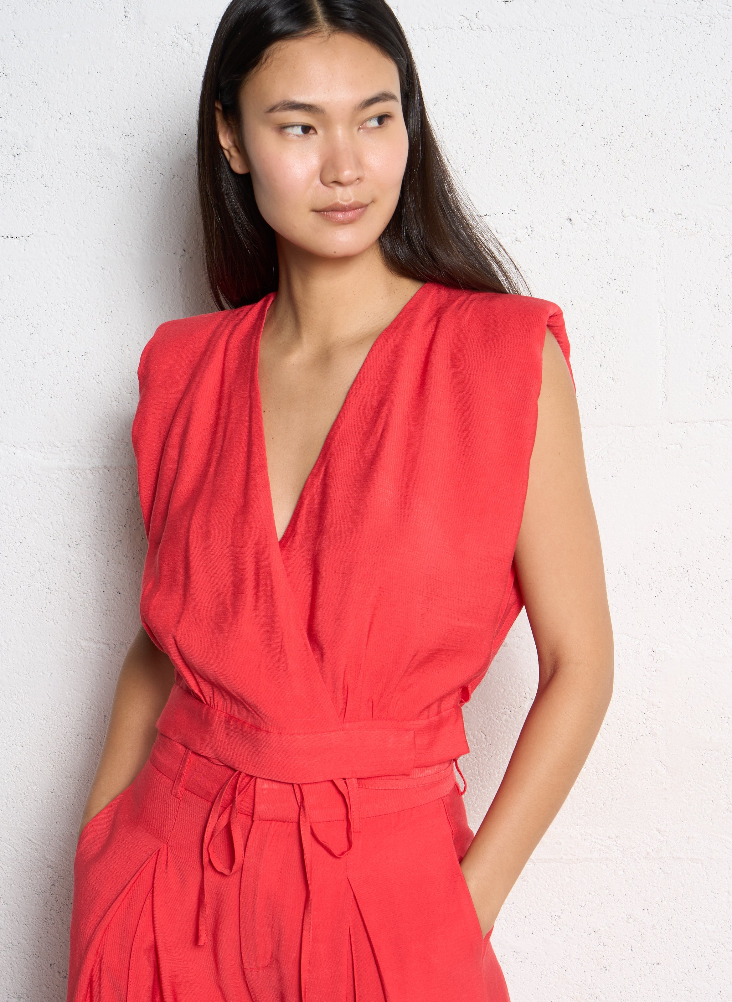 Top court droit col V SUNCOO Rouge