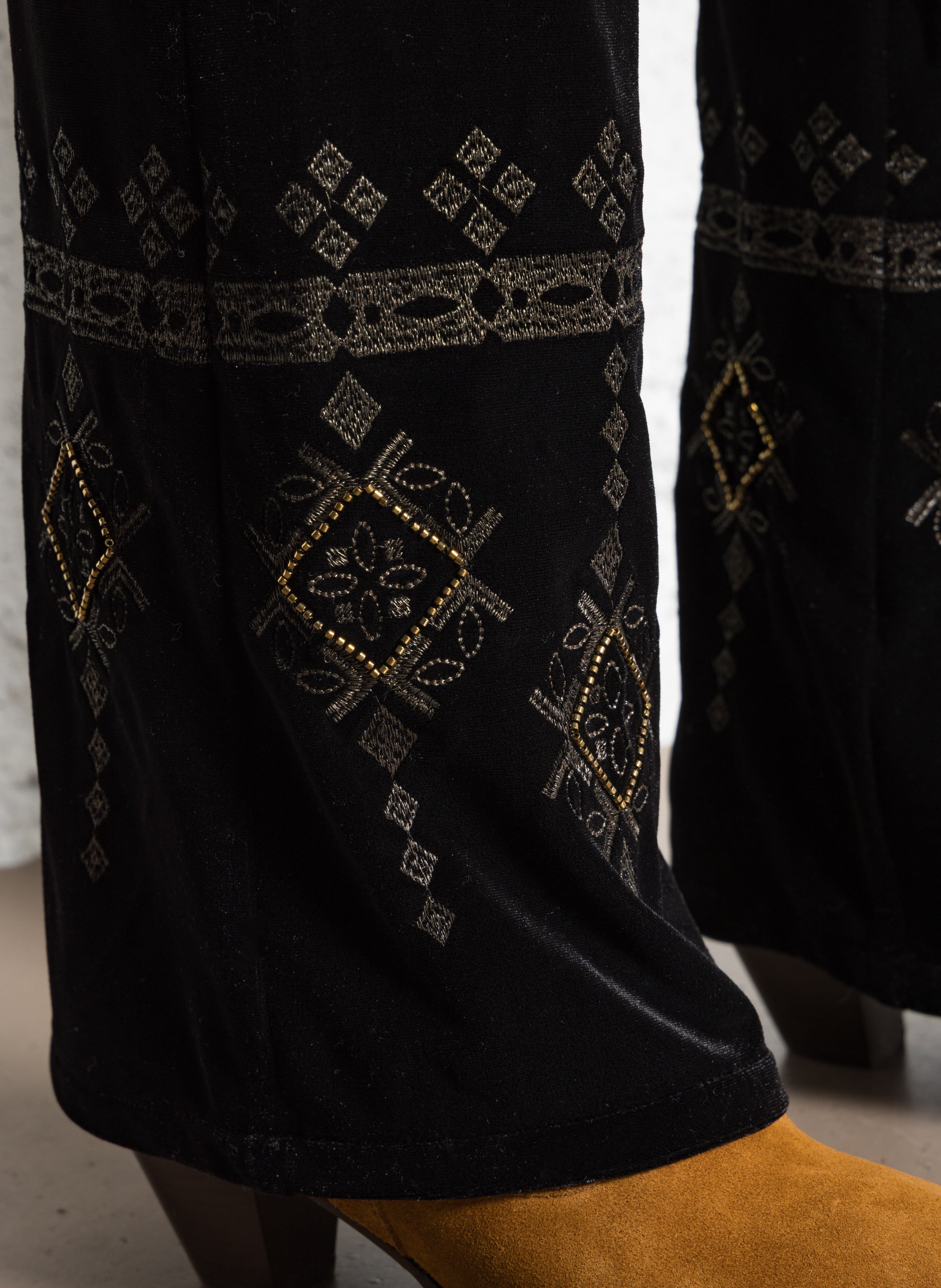 Flare velvet embroidered pants LA PETITE ETOILE Black