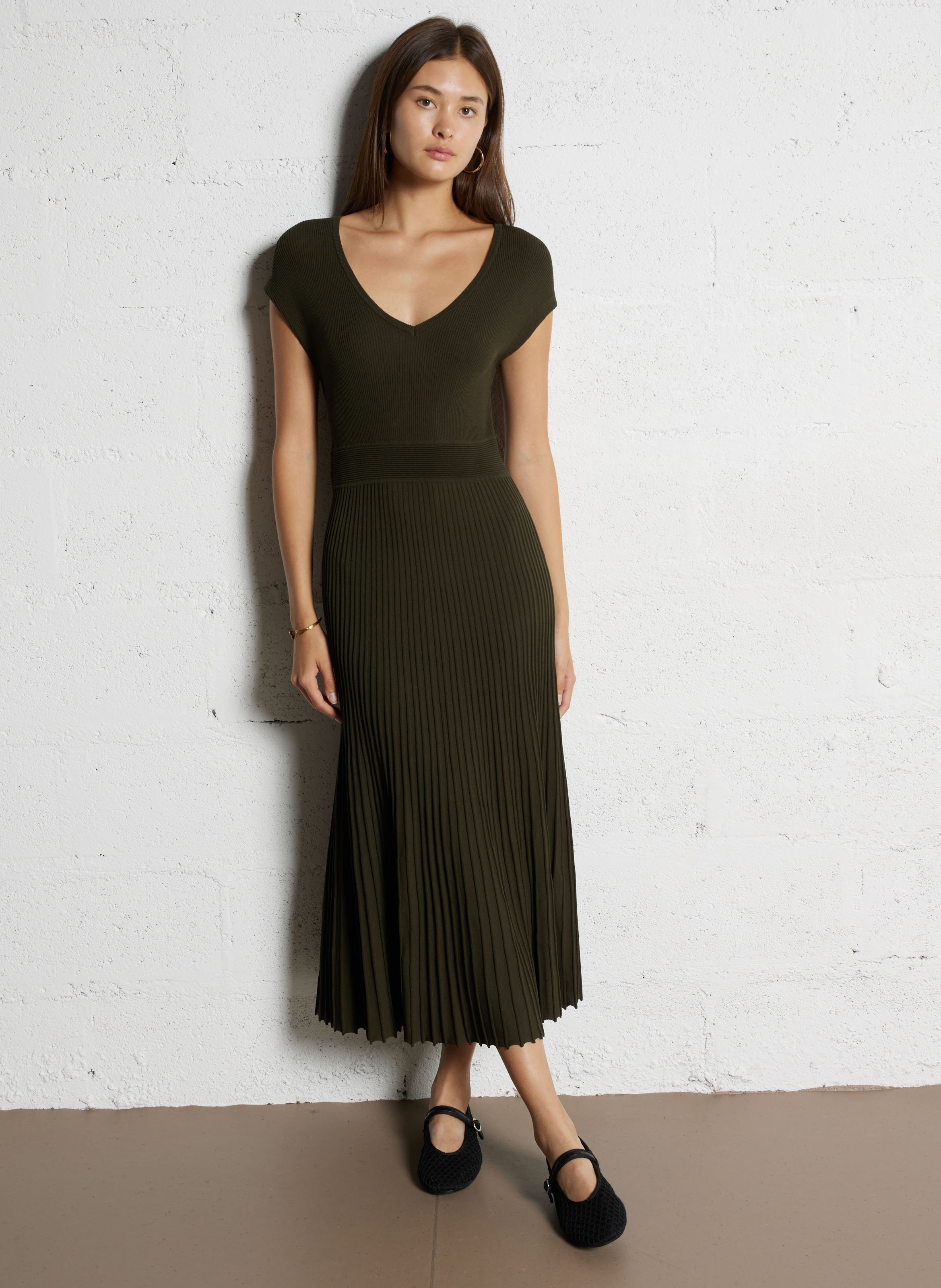 Halblanges Strickkleid mit V-Ausschnitt Khaki