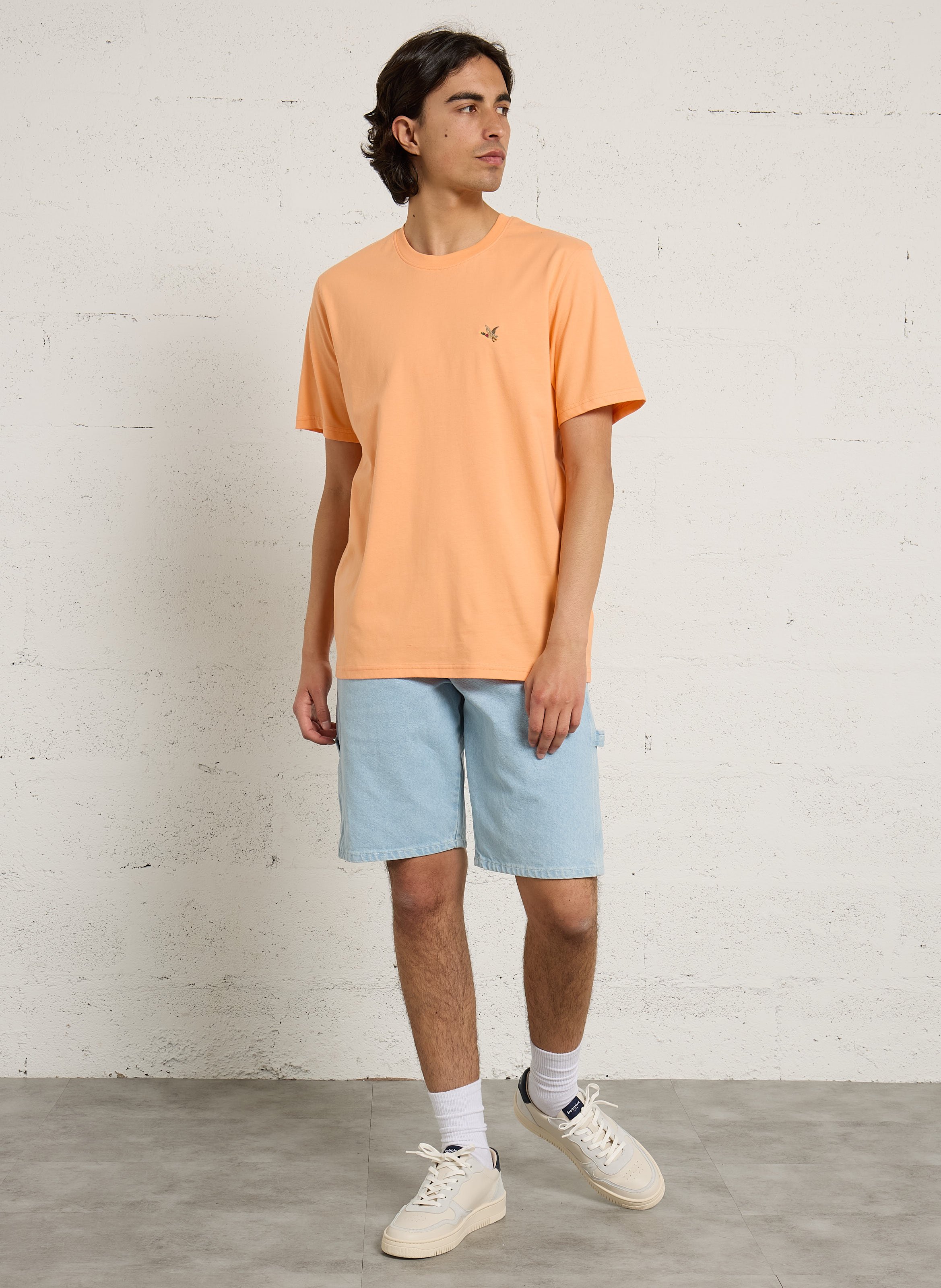 Gerader Rundhalsausschnitt T-Shirt in einfarbig mit gesticktem Logo. CHEVIGNON Orange