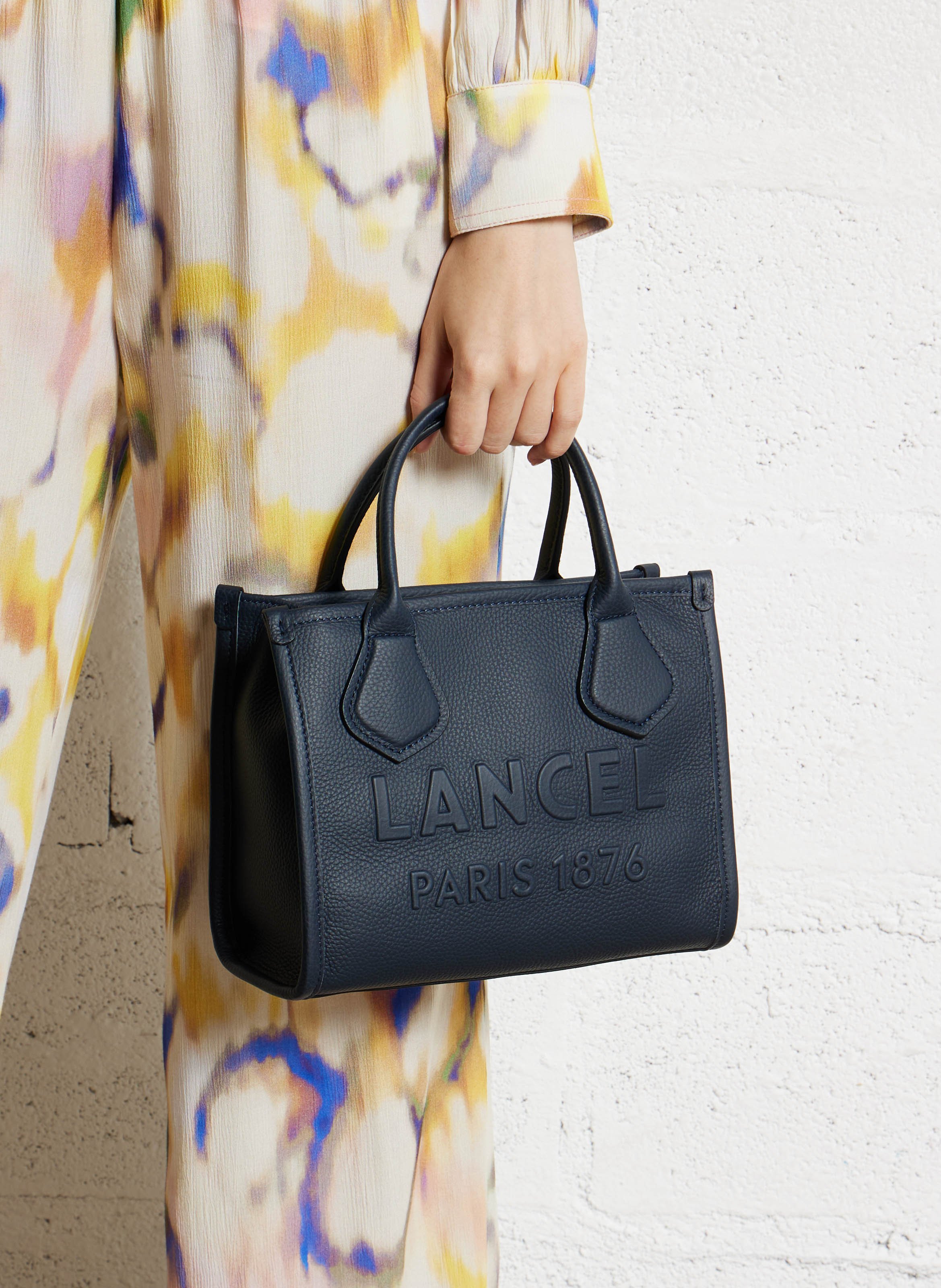 Handtasche aus genarbtem Leder mit Logoprägung Blau