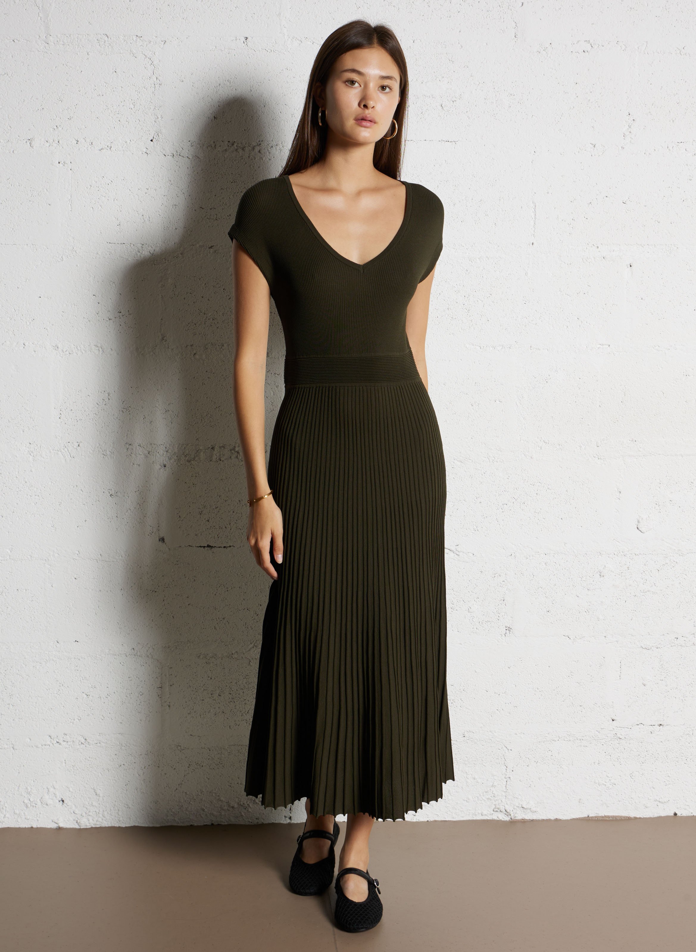 Halblanges Strickkleid mit V-Ausschnitt MAISON 123