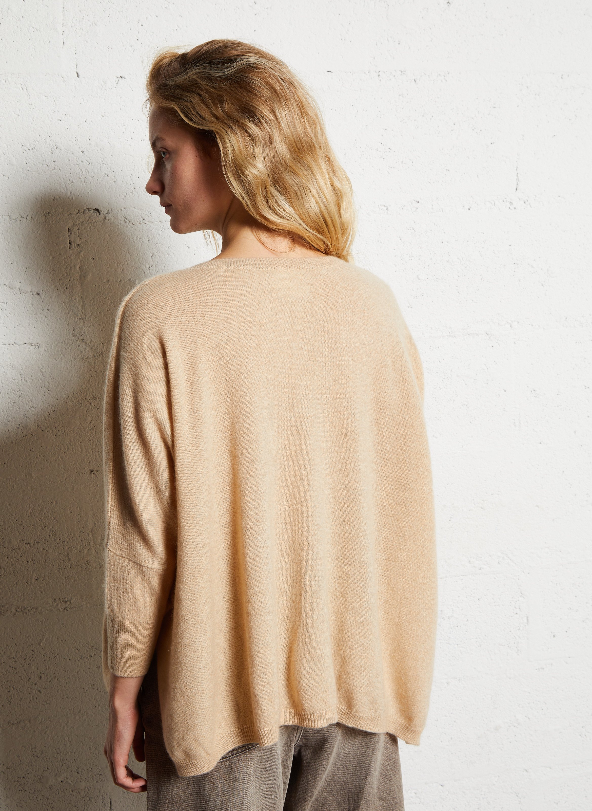 Maglione scollo a V oversize in cashmere KUJTEN Beige
