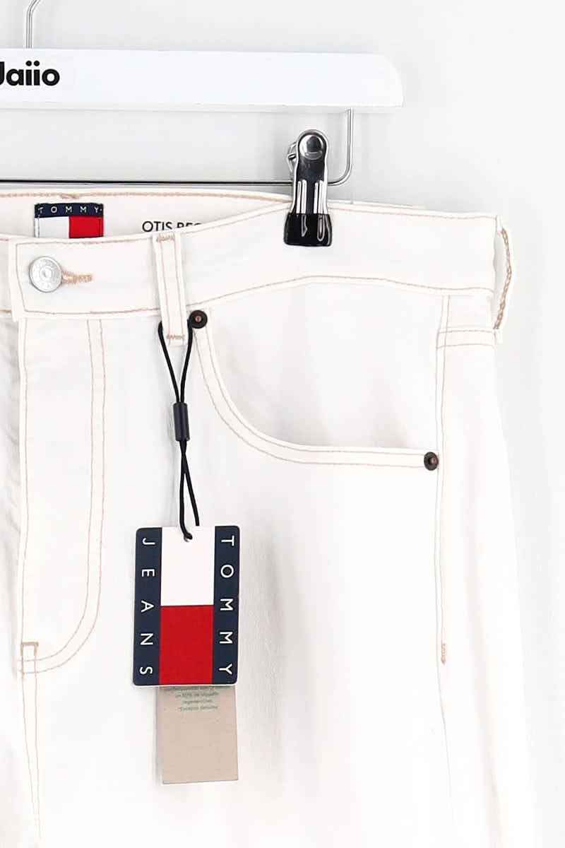 - Straight-leg jeans
- 5 pockets
- Straight cut
- Faded effect TOMMY HILFIGER - SECONDE MAIN White