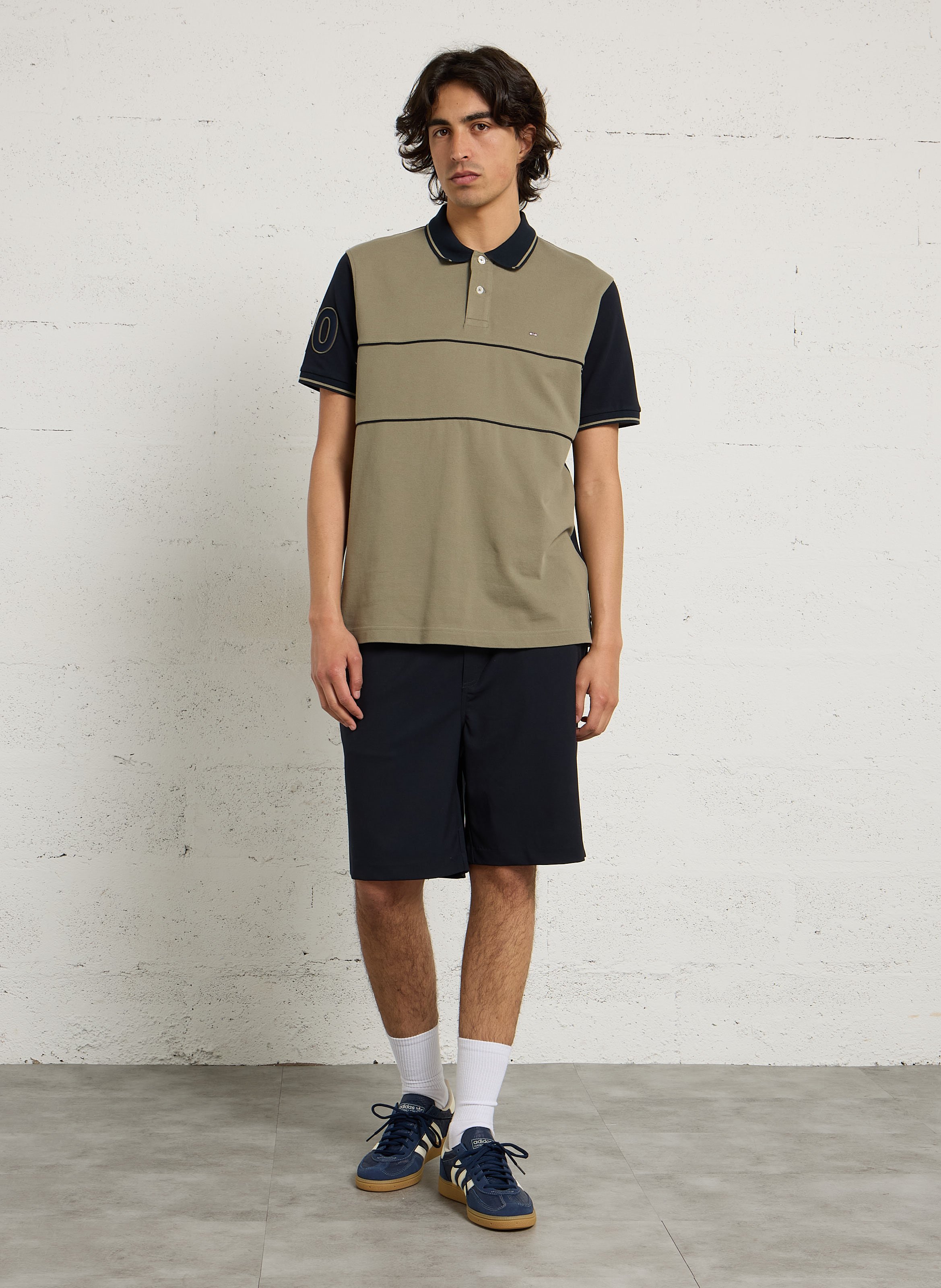 Talla grande corta de talle medio alto. Azul