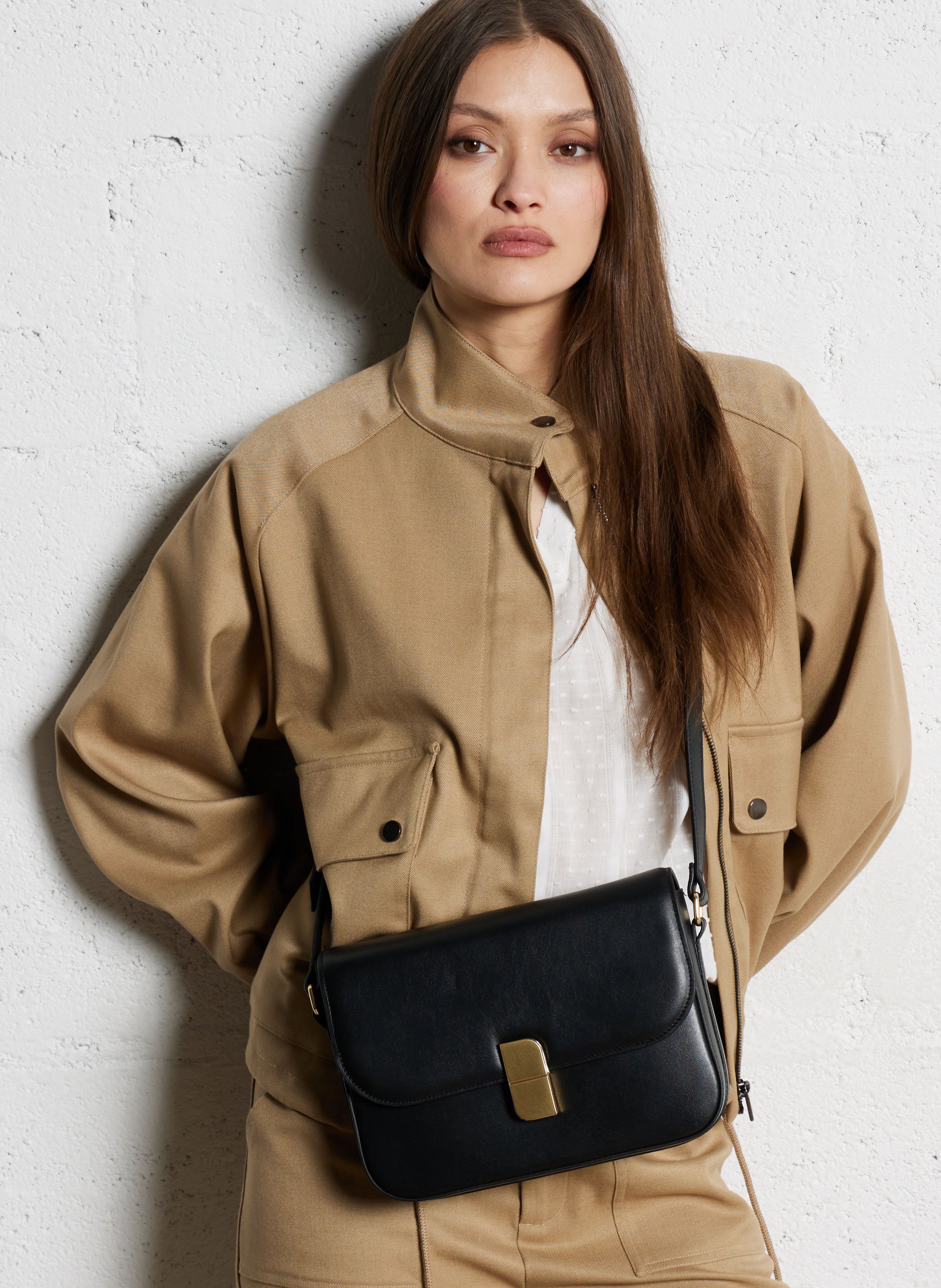 Leder-Umhängetasche mit Umschlag NAT & NIN Schwarz