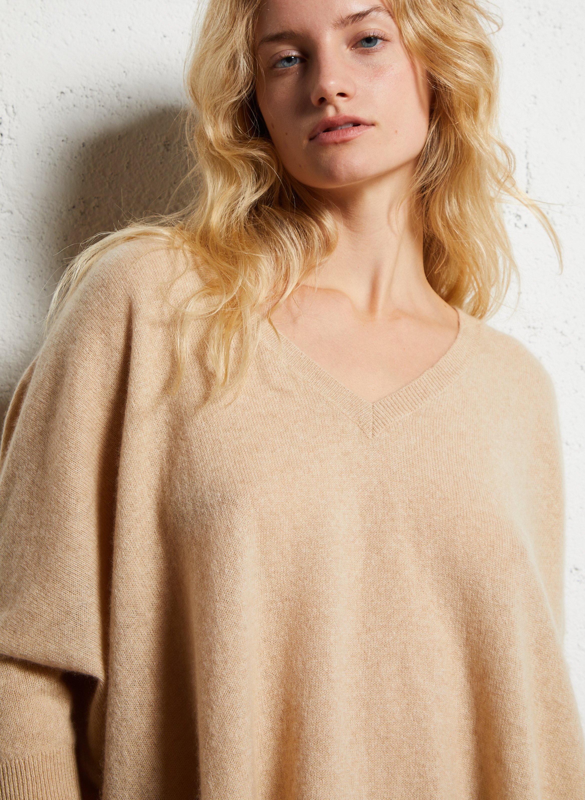 Maglione scollo a V oversize in cashmere KUJTEN Beige