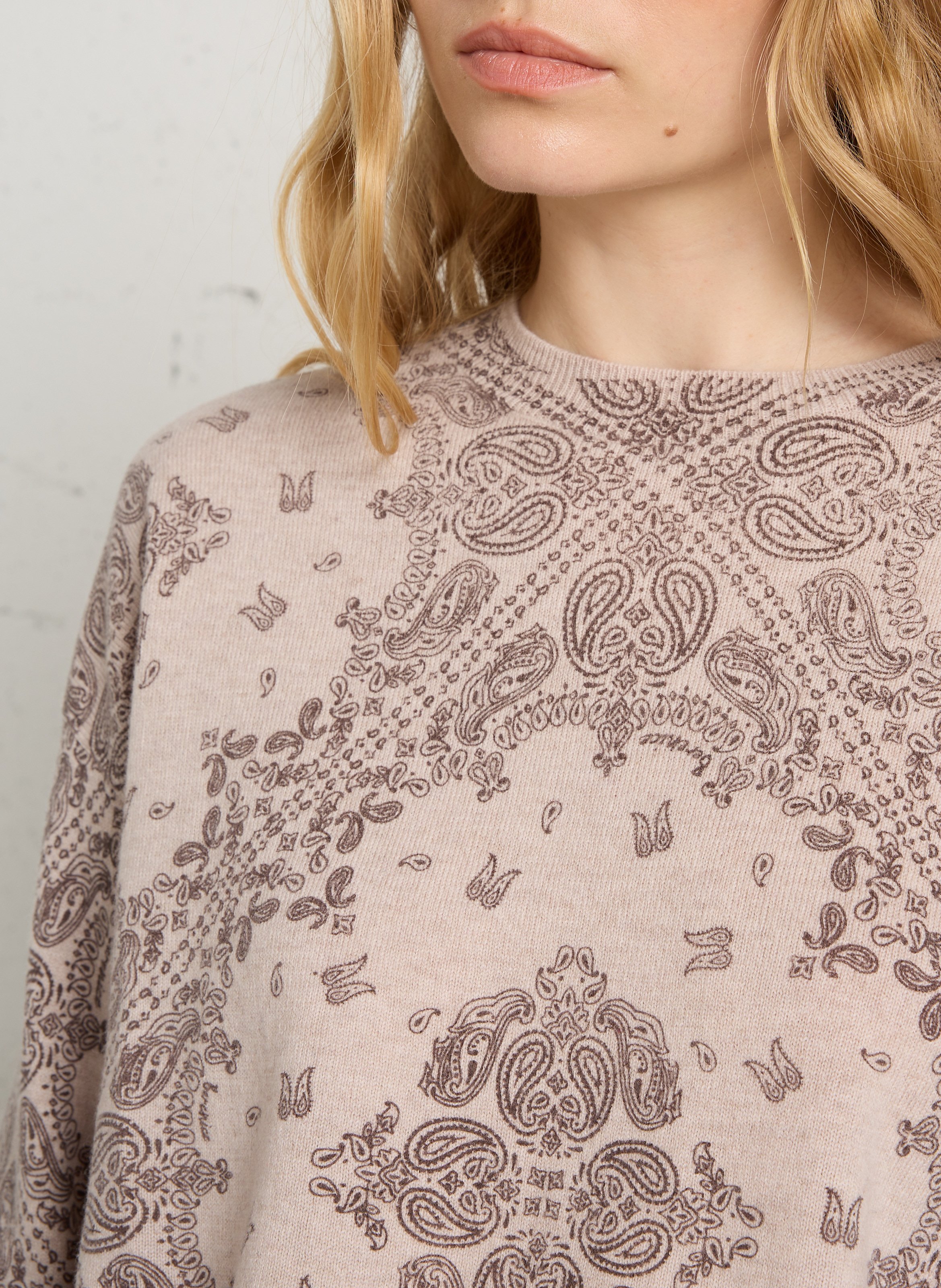 Rechte trui met ronde hals en kasjmierprint van wol BERENICE Beige