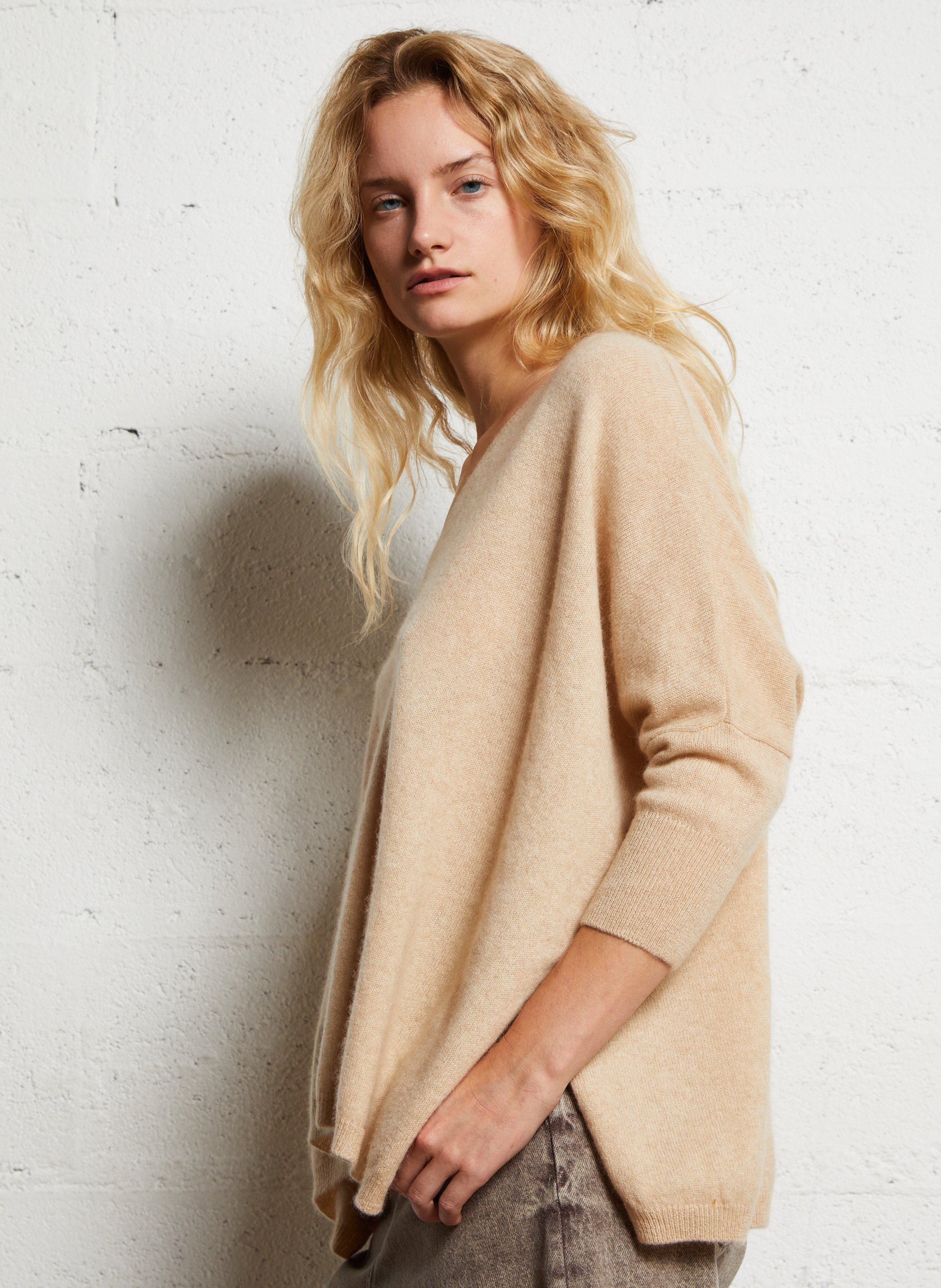 Maglione scollo a V oversize in cashmere KUJTEN Beige
