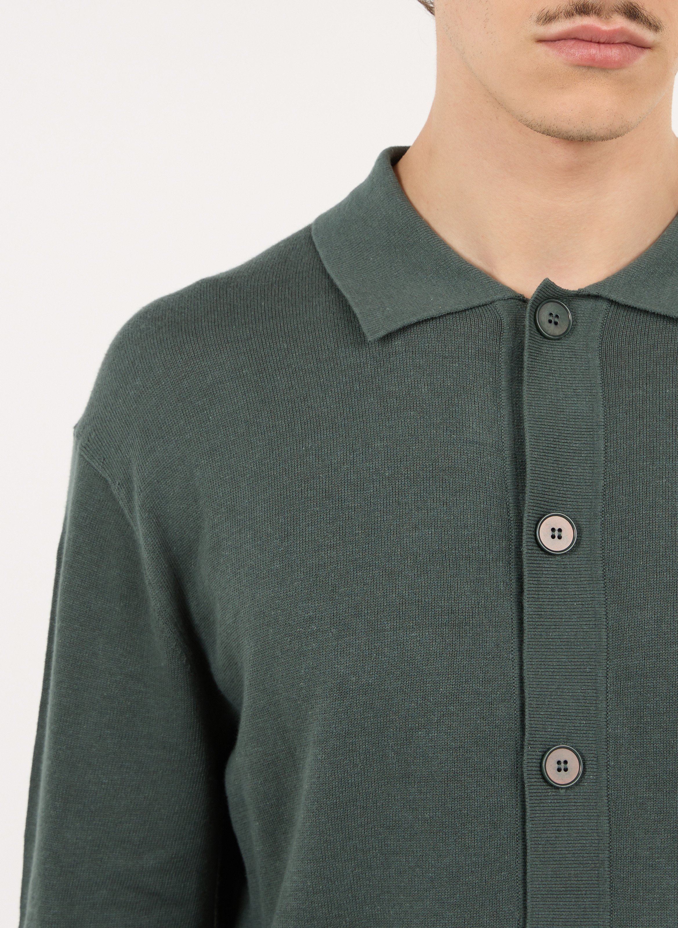 Gerade geschnittener Cardigan mit klassischem Kragen aus Baumwoll-Leinen-Mischgewebe SAISON 1865 Grun