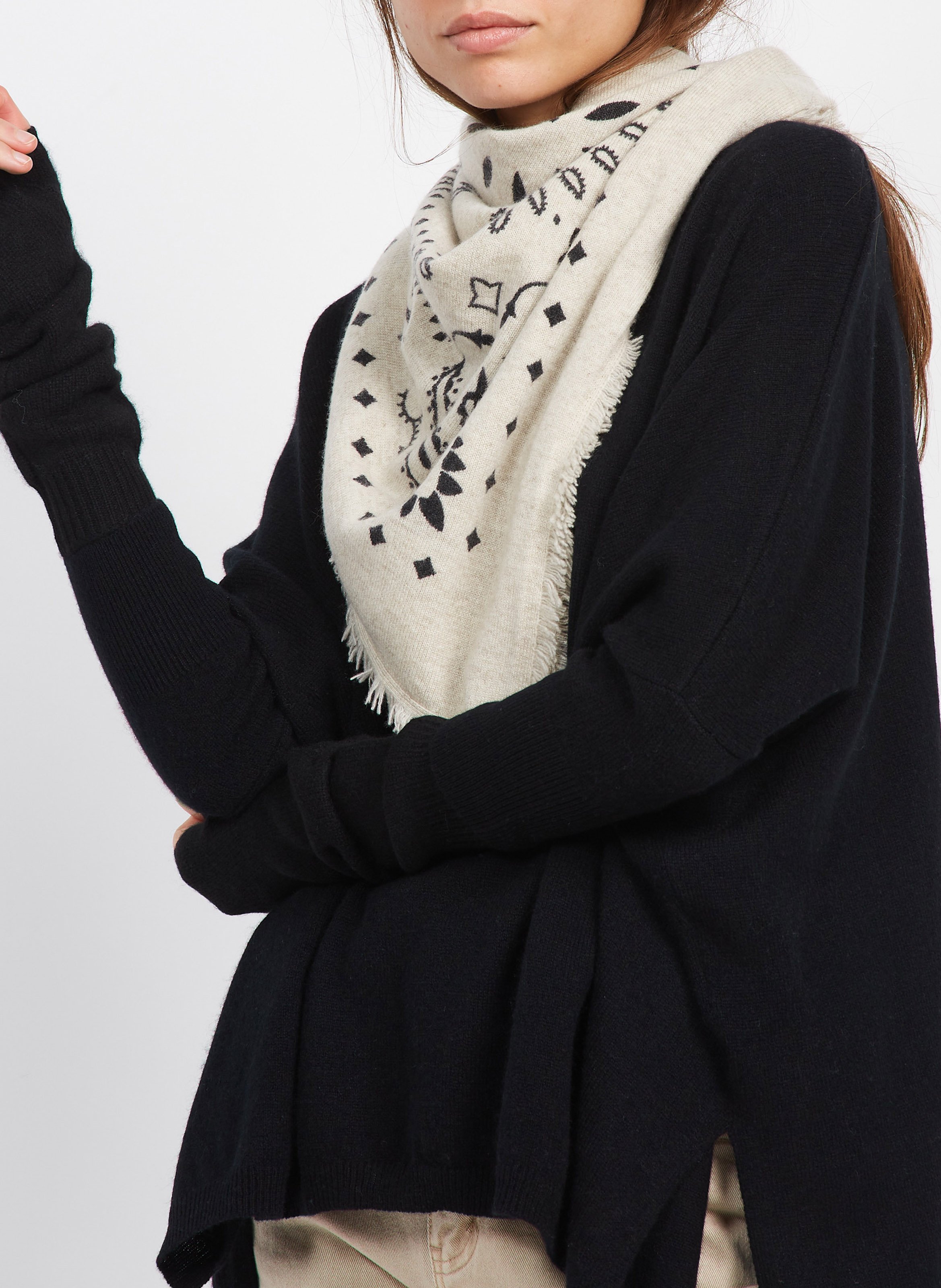 Kasjmier trui met V-hals KUJTEN