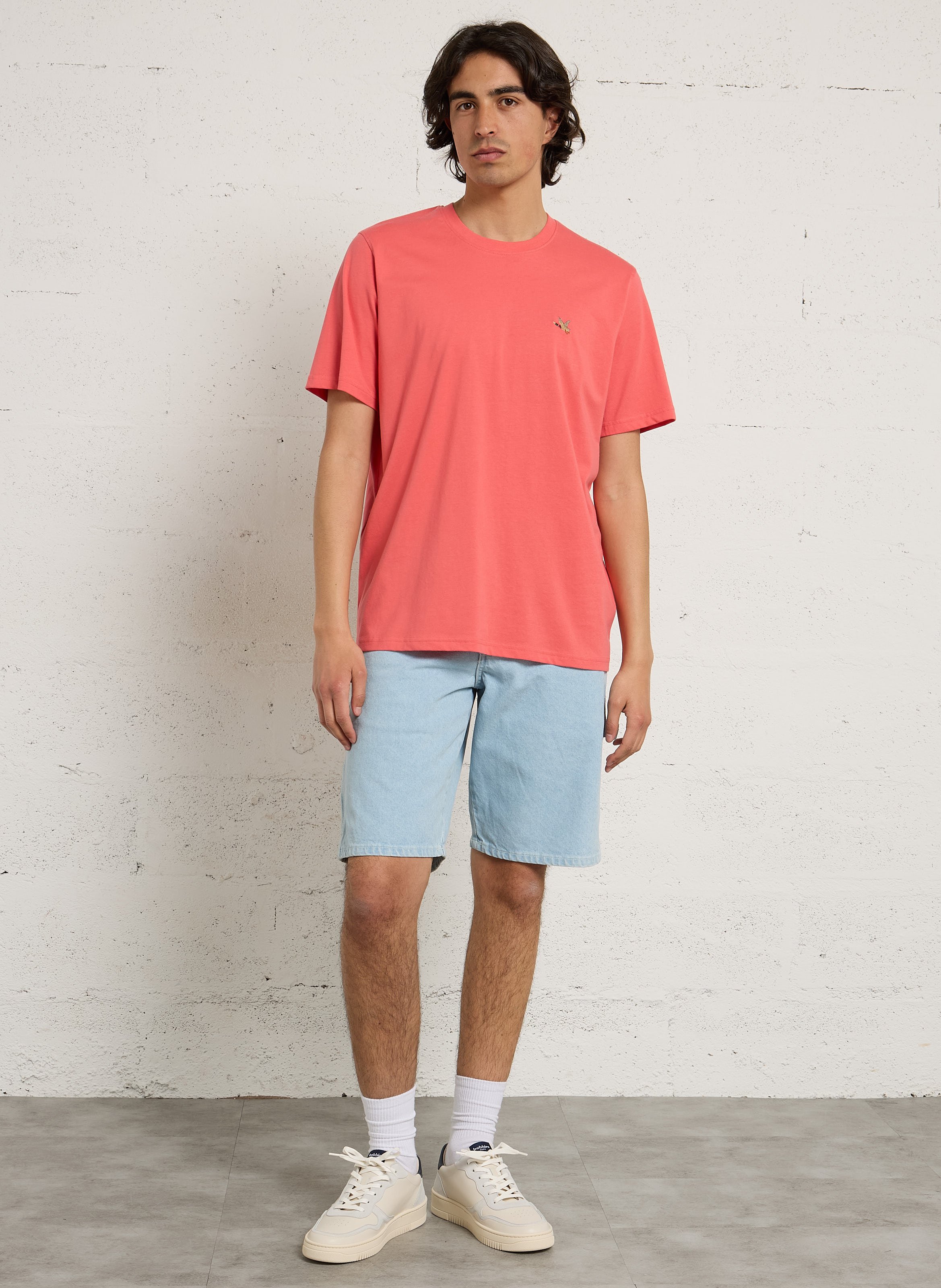 Gerader Rundhalsausschnitt T-Shirt in einfarbig mit gesticktem Logo. CHEVIGNON Rot