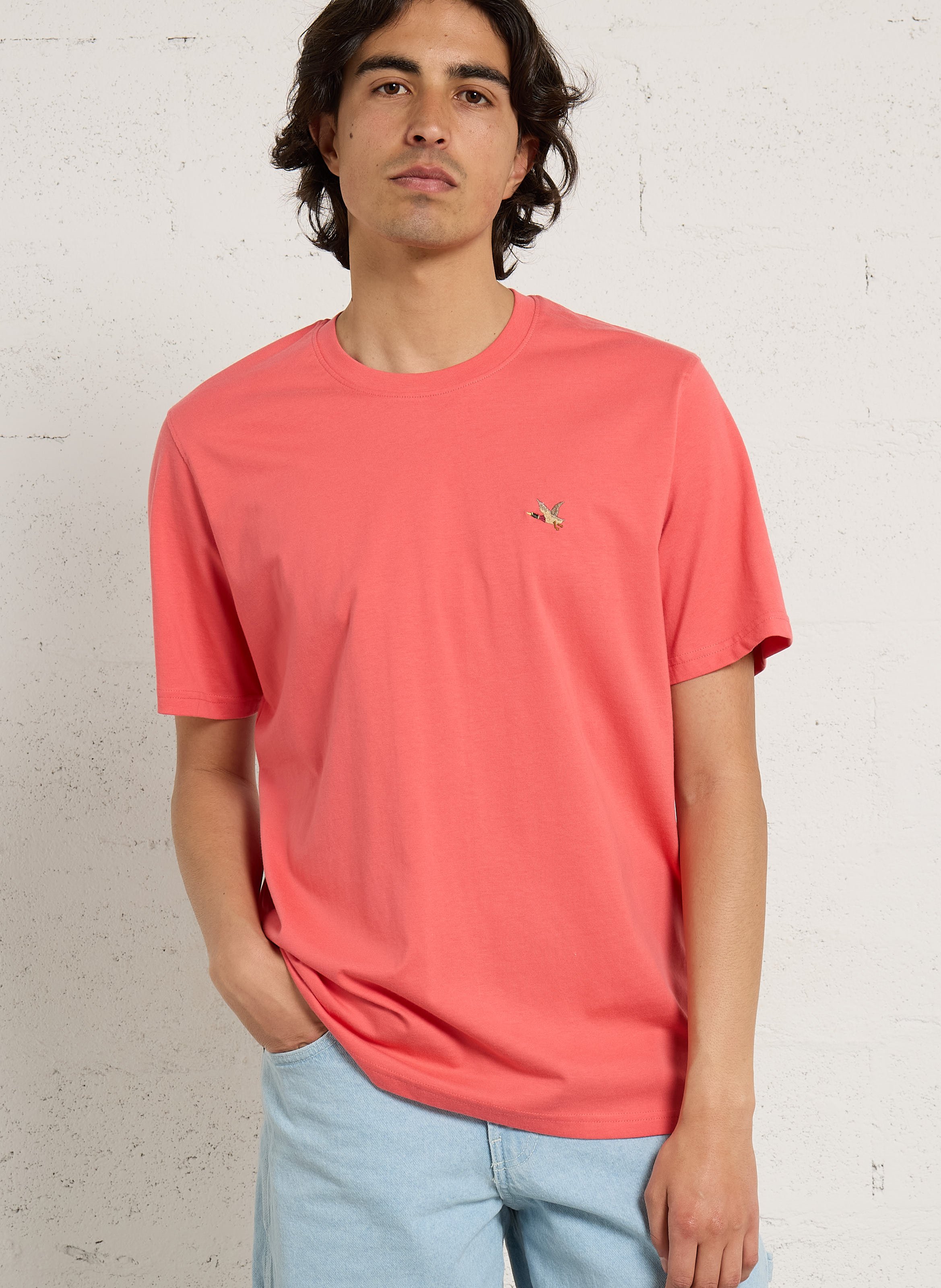 Gerader Rundhalsausschnitt T-Shirt in einfarbig mit gesticktem Logo. CHEVIGNON Rot