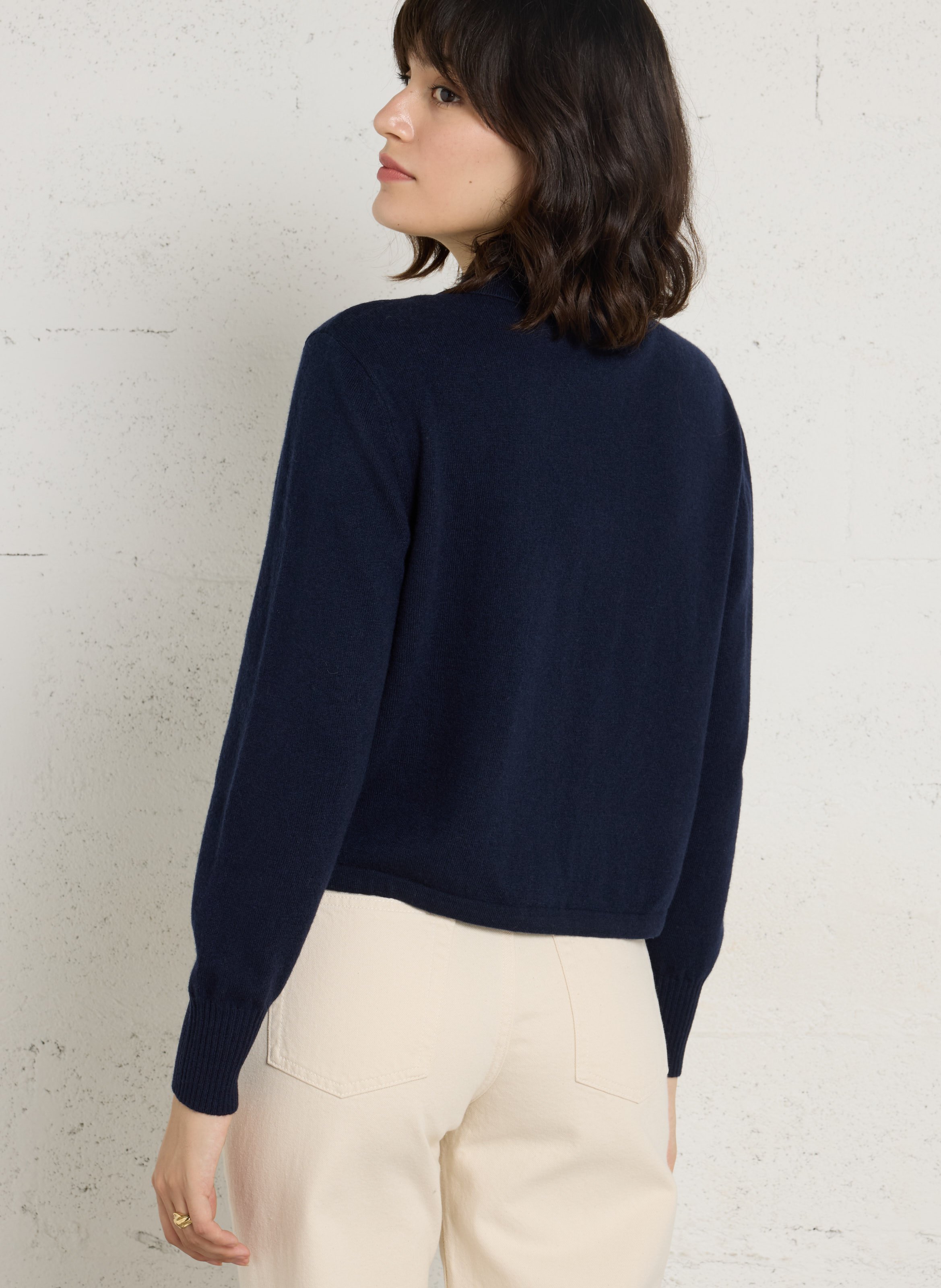 Gerade geschnittene Strickjacke mit klassischem Kragen aus Wolle BERENICE Blau