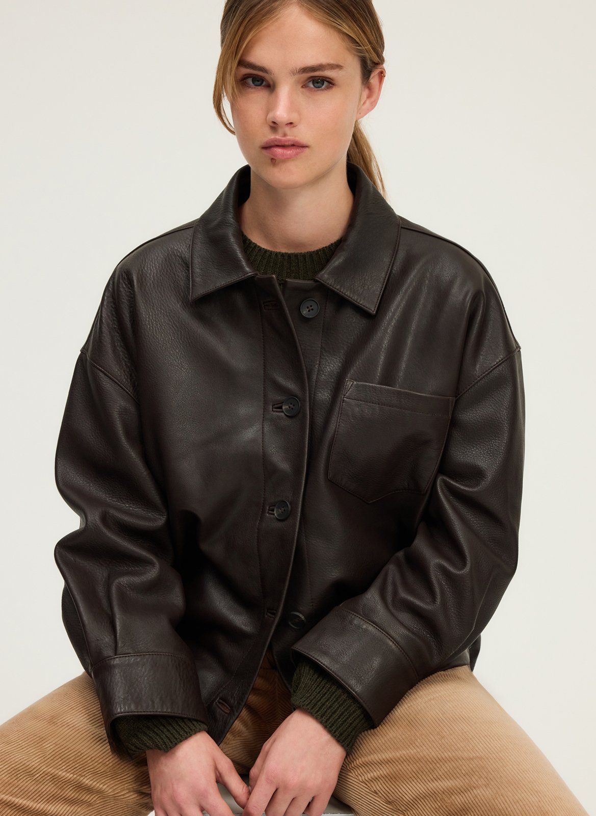 Leren top met klassieke kraag PABLO Bruin