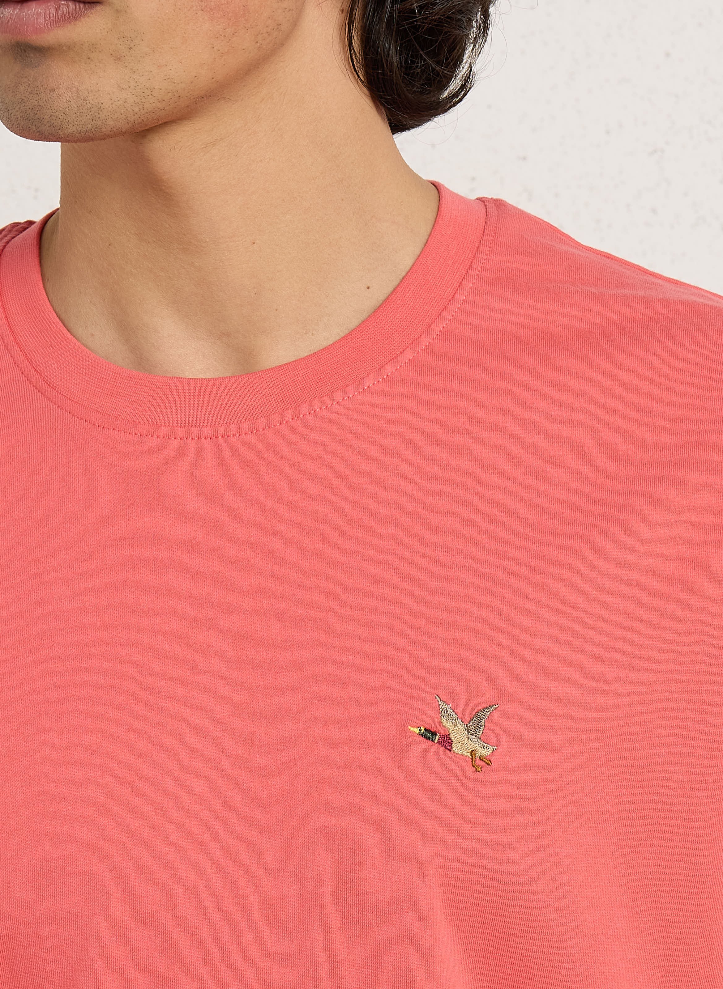 Gerader Rundhalsausschnitt T-Shirt in einfarbig mit gesticktem Logo. CHEVIGNON Rot