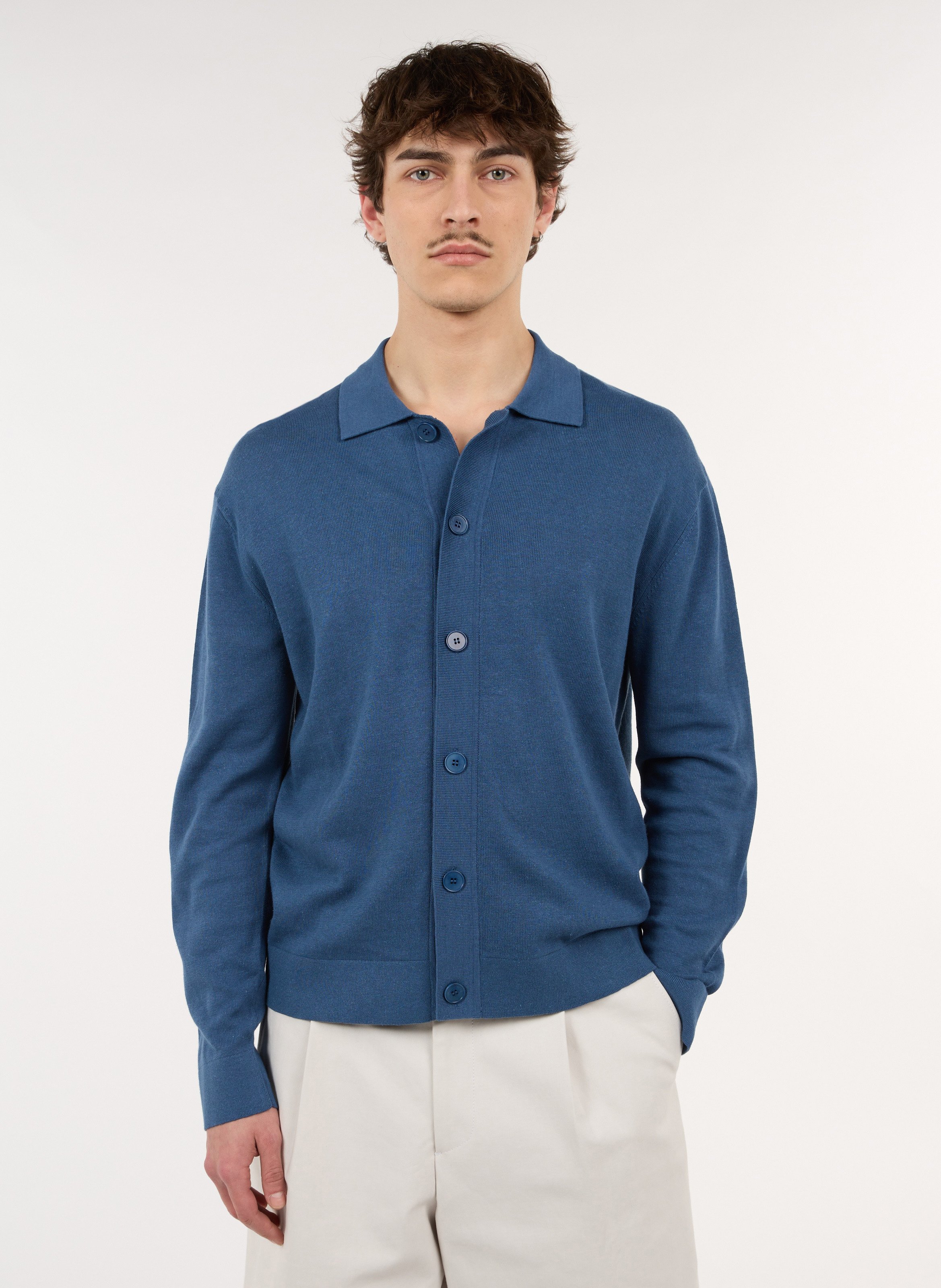 Gerade geschnittener Cardigan mit klassischem Kragen aus Baumwoll-Leinen-Mischgewebe SAISON 1865 Blau