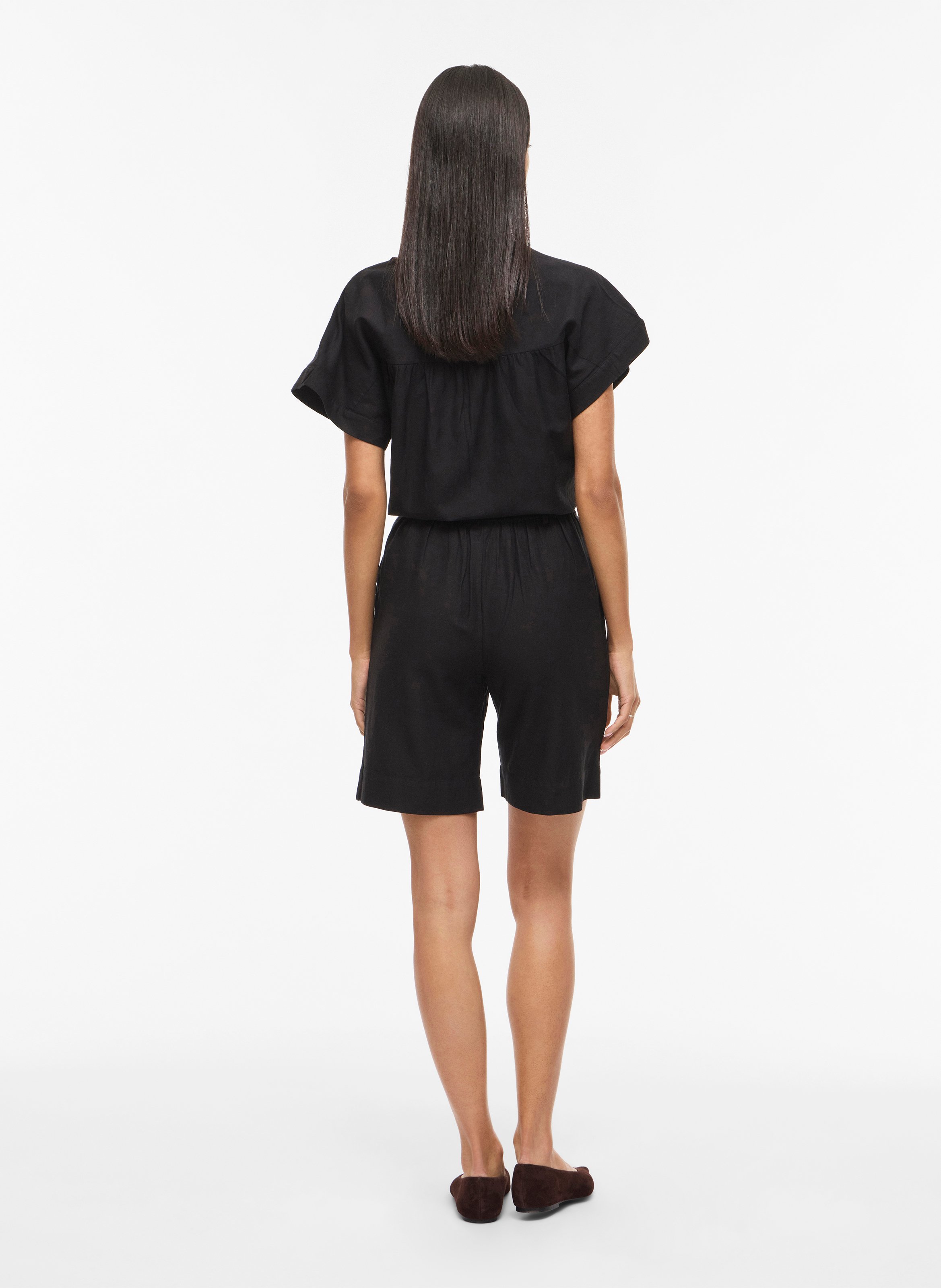 Korte hoge taille met plooien in effen kleur. VILA Zwart