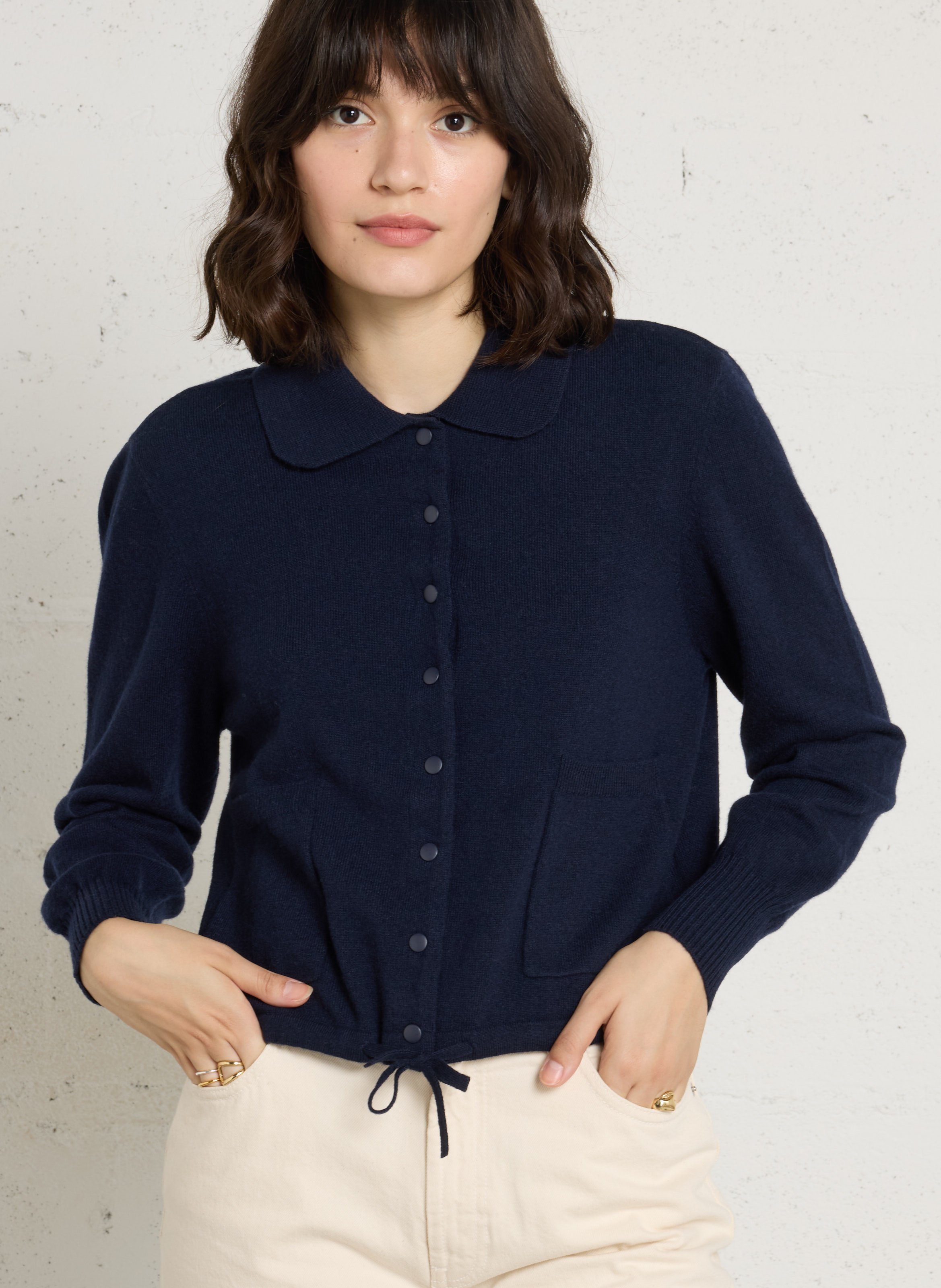 Gerade geschnittene Strickjacke mit klassischem Kragen aus Wolle BERENICE Blau