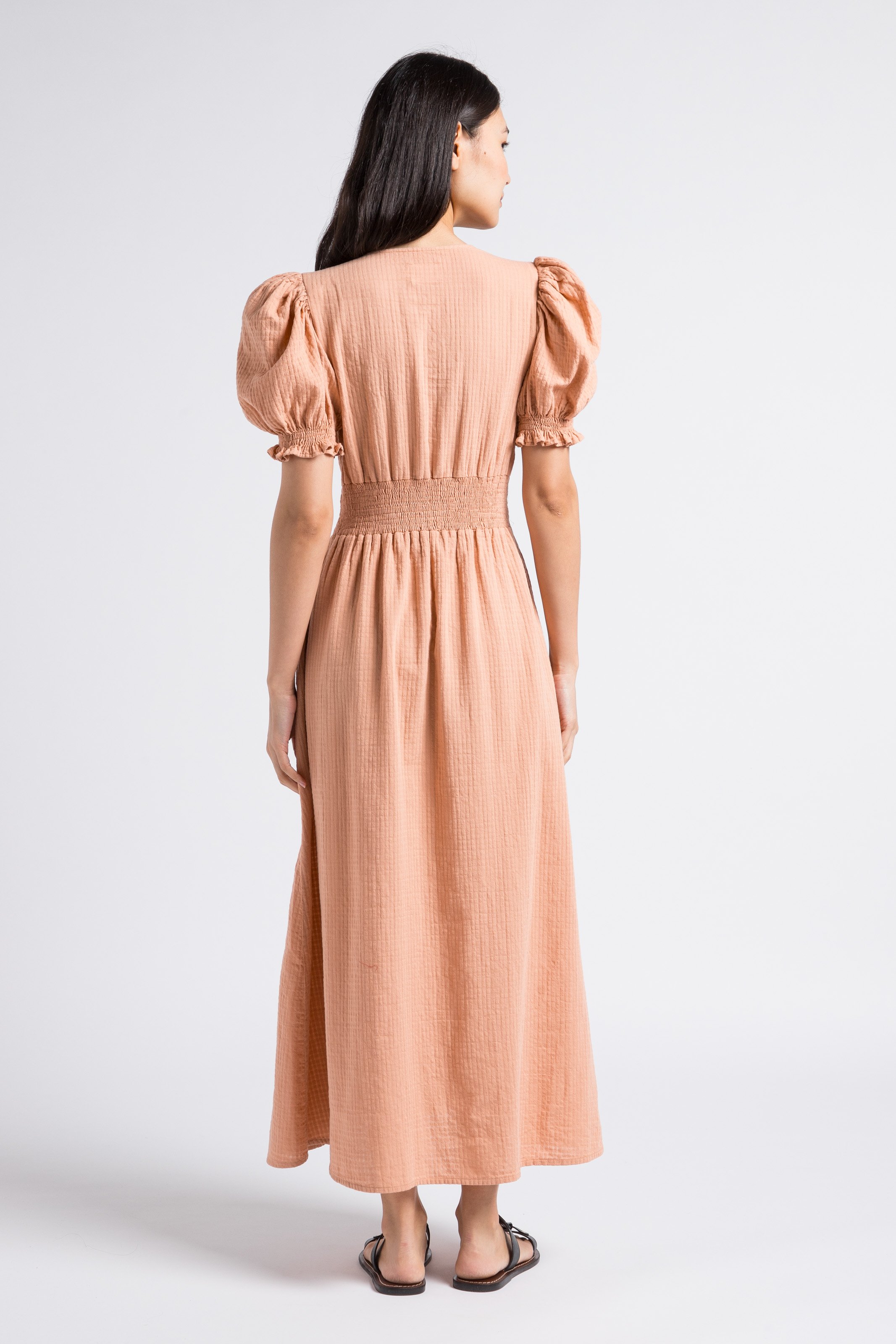 Lange, getailleerde, katoenen jurk met V-hals THE NEW SOCIETY Bruin