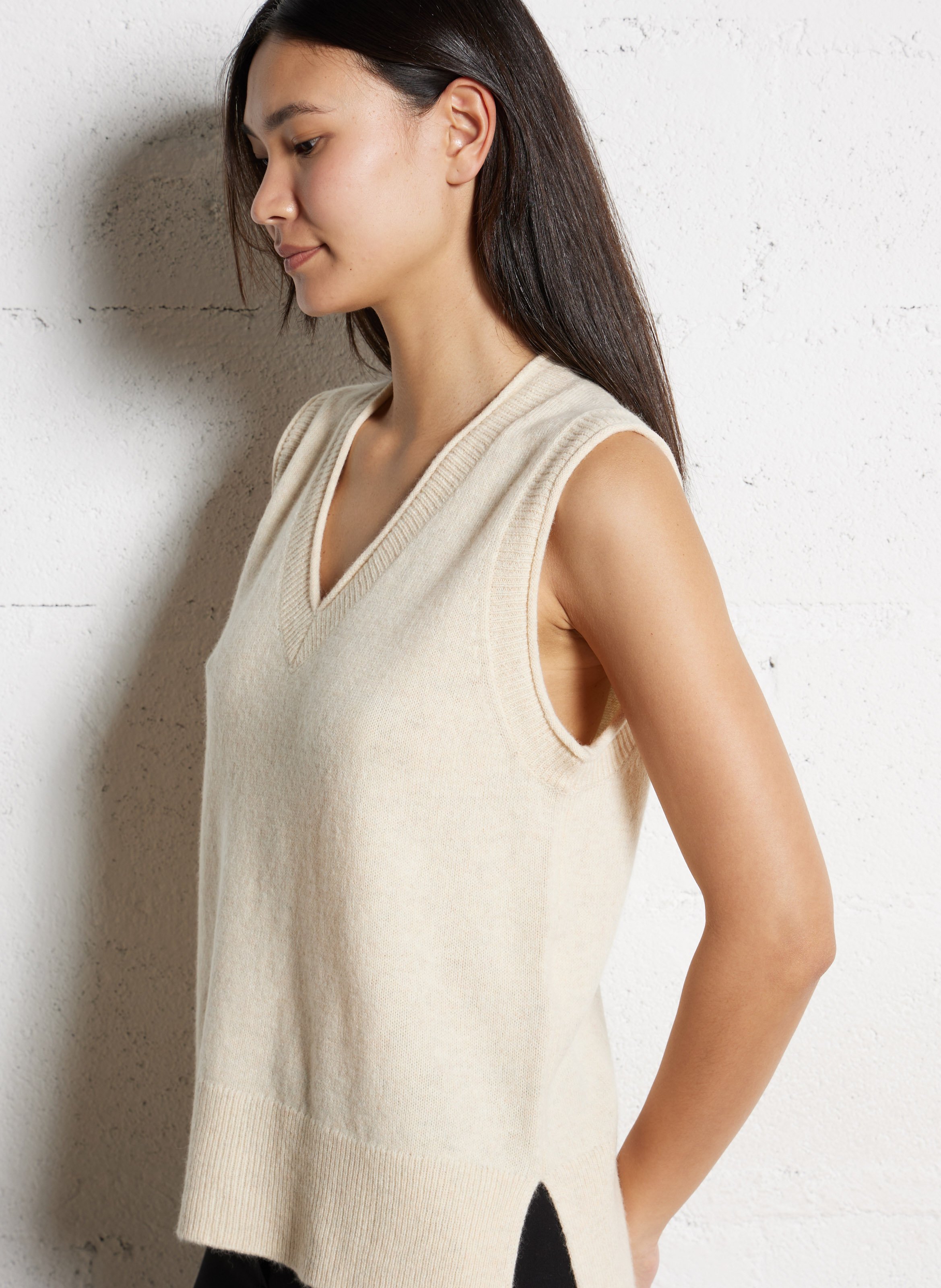 Pull col V sans manches uni en laine MAISON 123