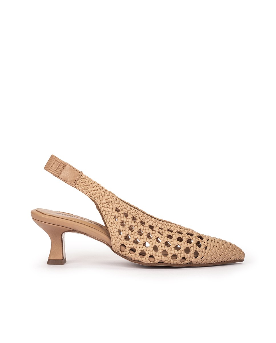 <p>Low-heeled pointed-toe pumps, in brown color.</p> PEDRO MIRALLES Brown