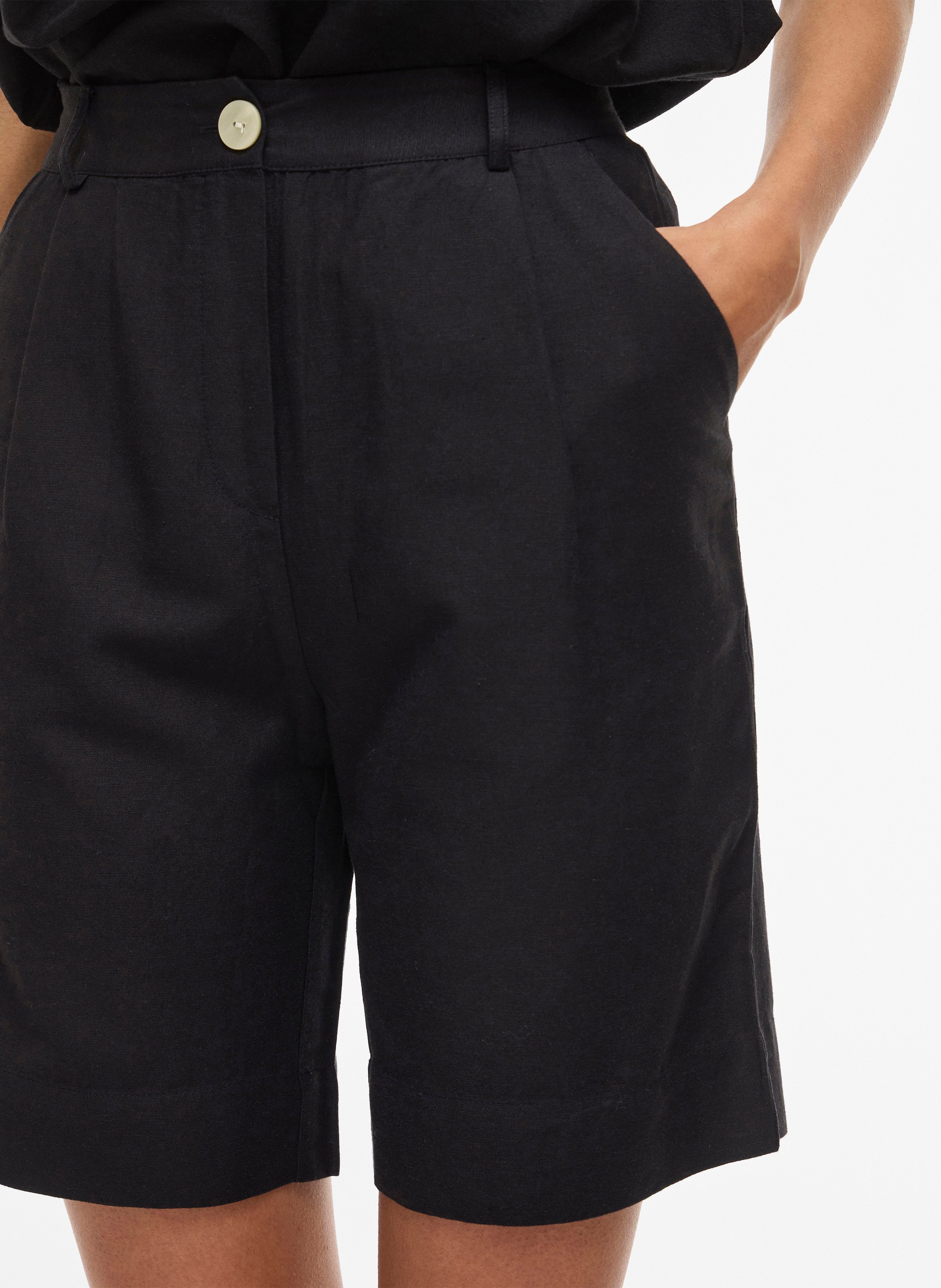 Korte hoge taille met plooien in effen kleur. VILA Zwart