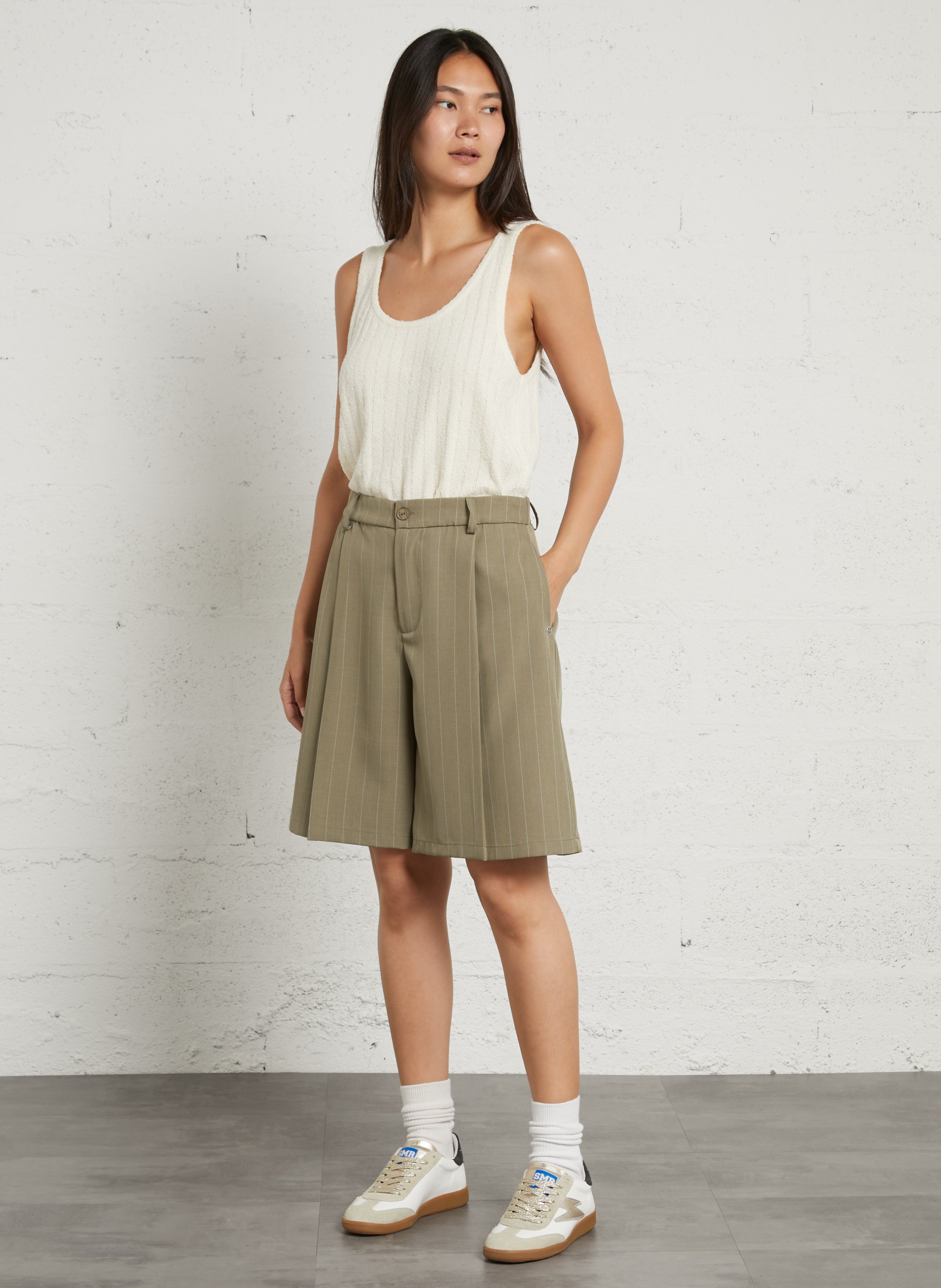 Hohe Taille Bermuda mit Streifenfalten. PLEASE Khaki